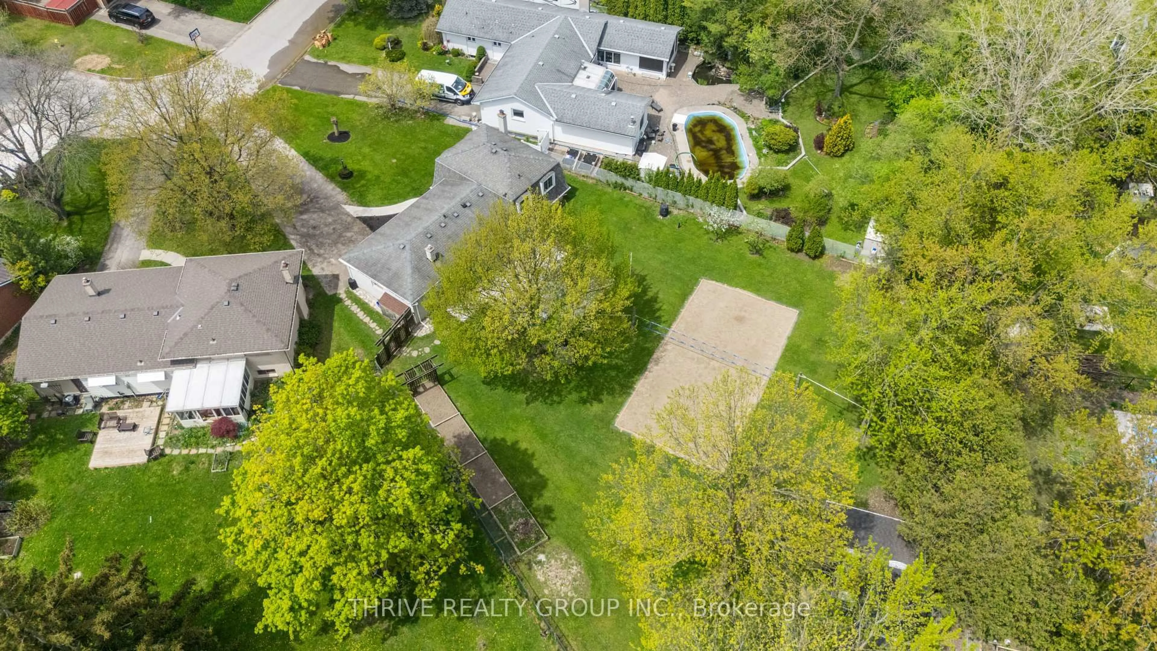 A pic from outside/outdoor area/front of a property/back of a property/a pic from drone, street for 808 WESTBURY Cres, London South Ontario N6J 3C7