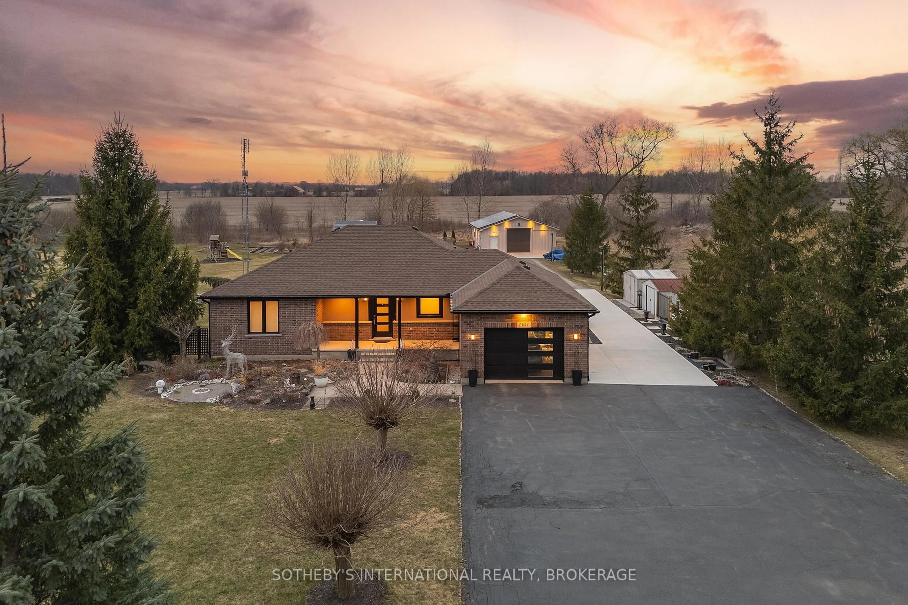 A pic from outside/outdoor area/front of a property/back of a property/a pic from drone, mountain view for 7107 Beechwood Rd, Niagara Falls Ontario L2H 0W8