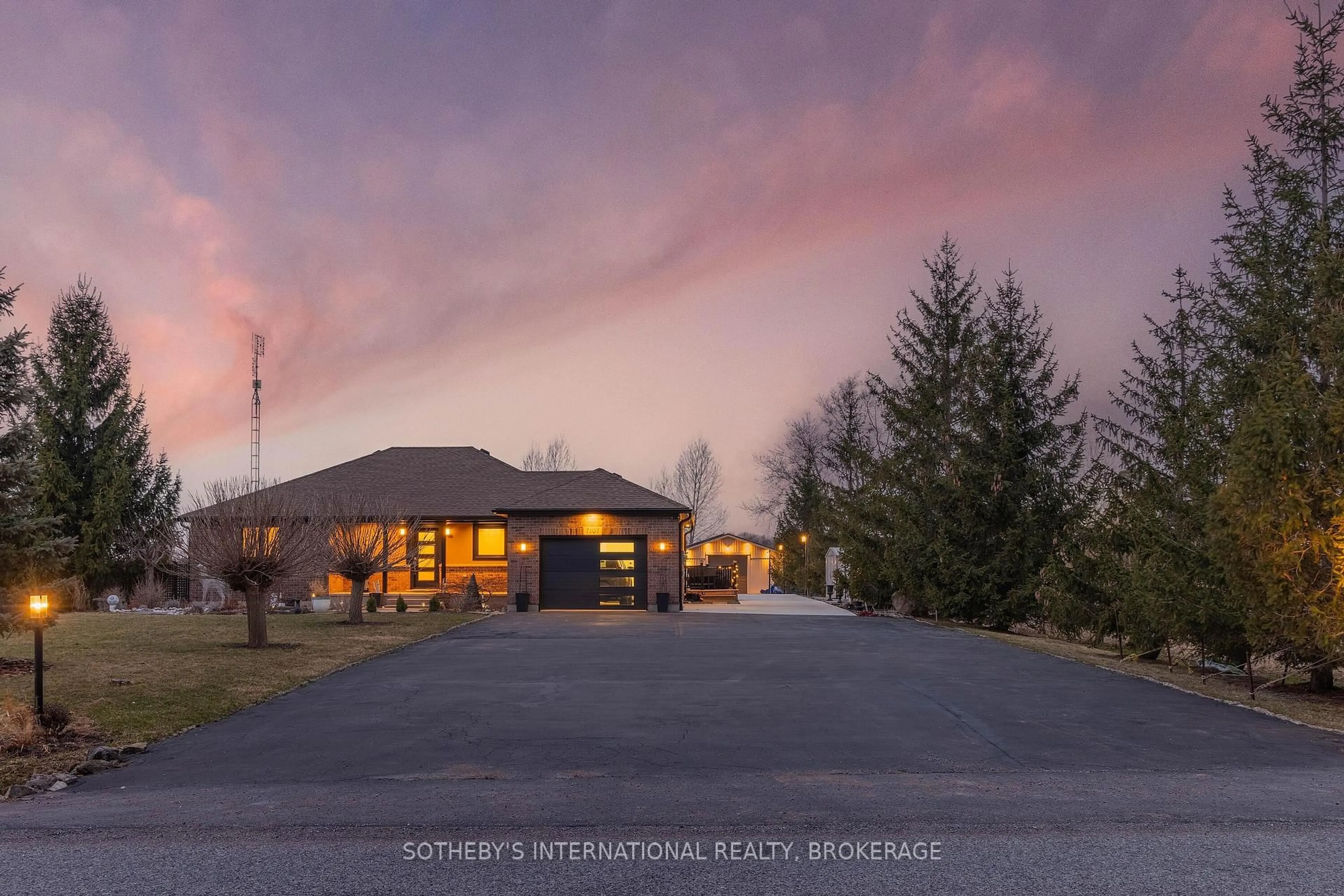 Indoor foyer for 7107 Beechwood Rd, Niagara Falls Ontario L2H 0W8