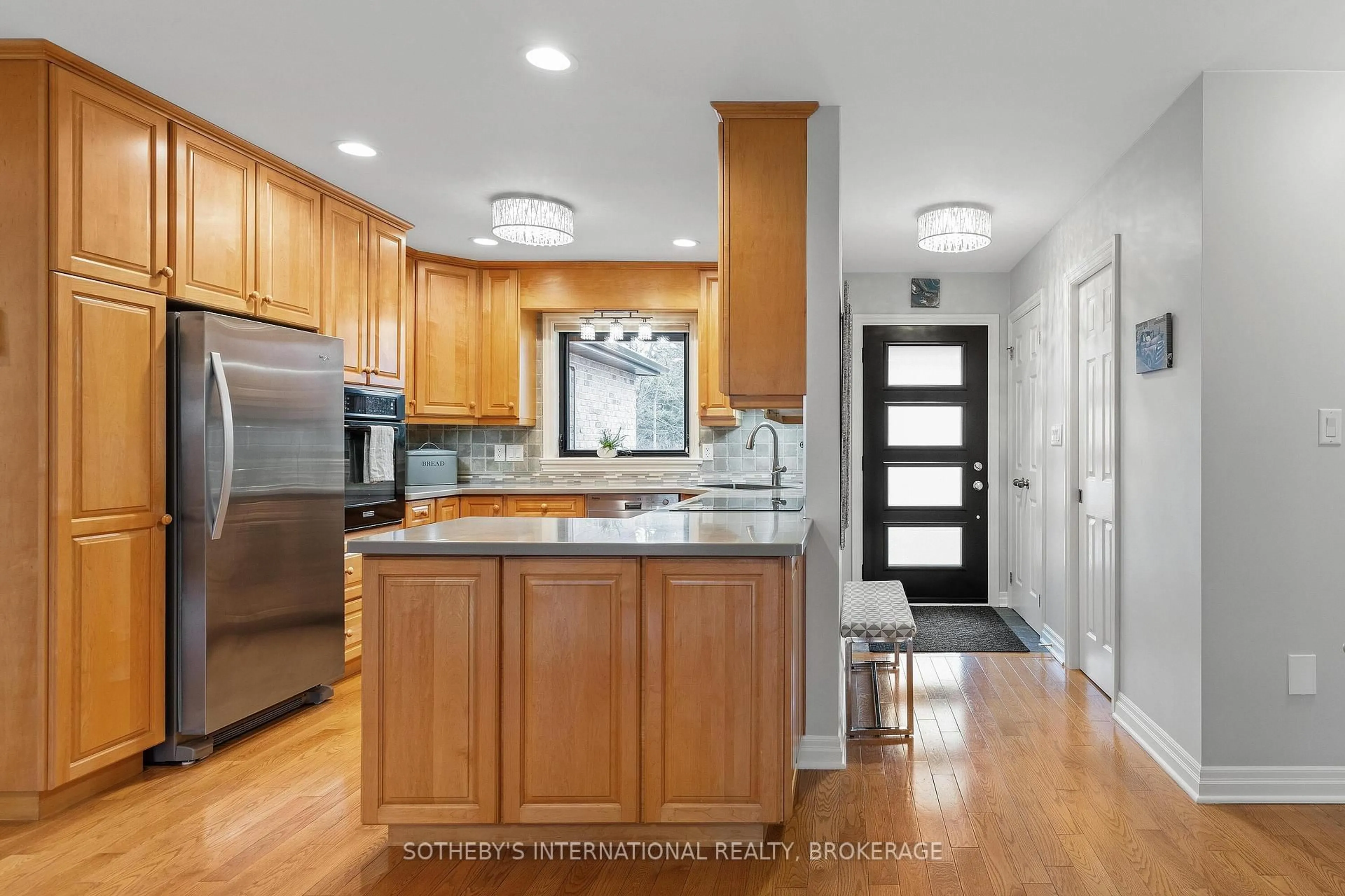 Contemporary kitchen, unknown for 7107 Beechwood Rd, Niagara Falls Ontario L2H 0W8
