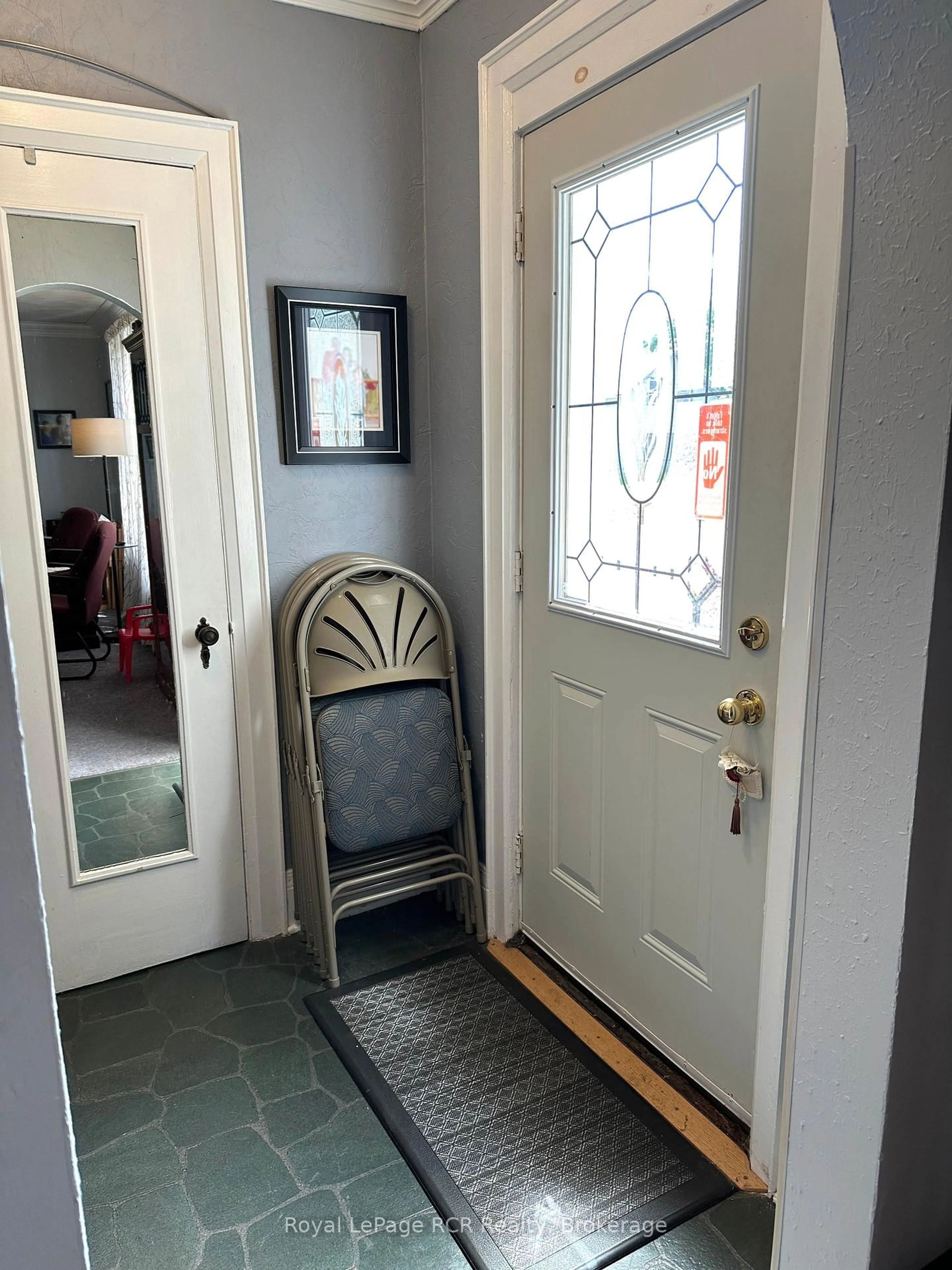 Indoor entryway for 298 8th St, Hanover Ontario N4N 1J7