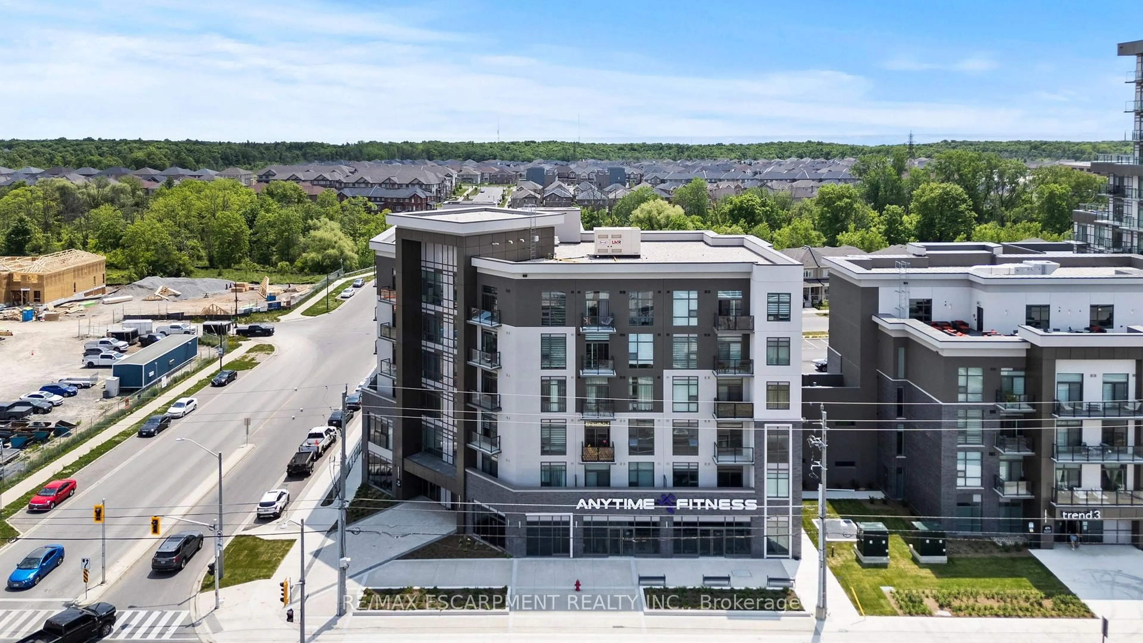 A pic from outside/outdoor area/front of a property/back of a property/a pic from drone, unknown for 10 Mallard Tr #530, Hamilton Ontario L8B 2A7