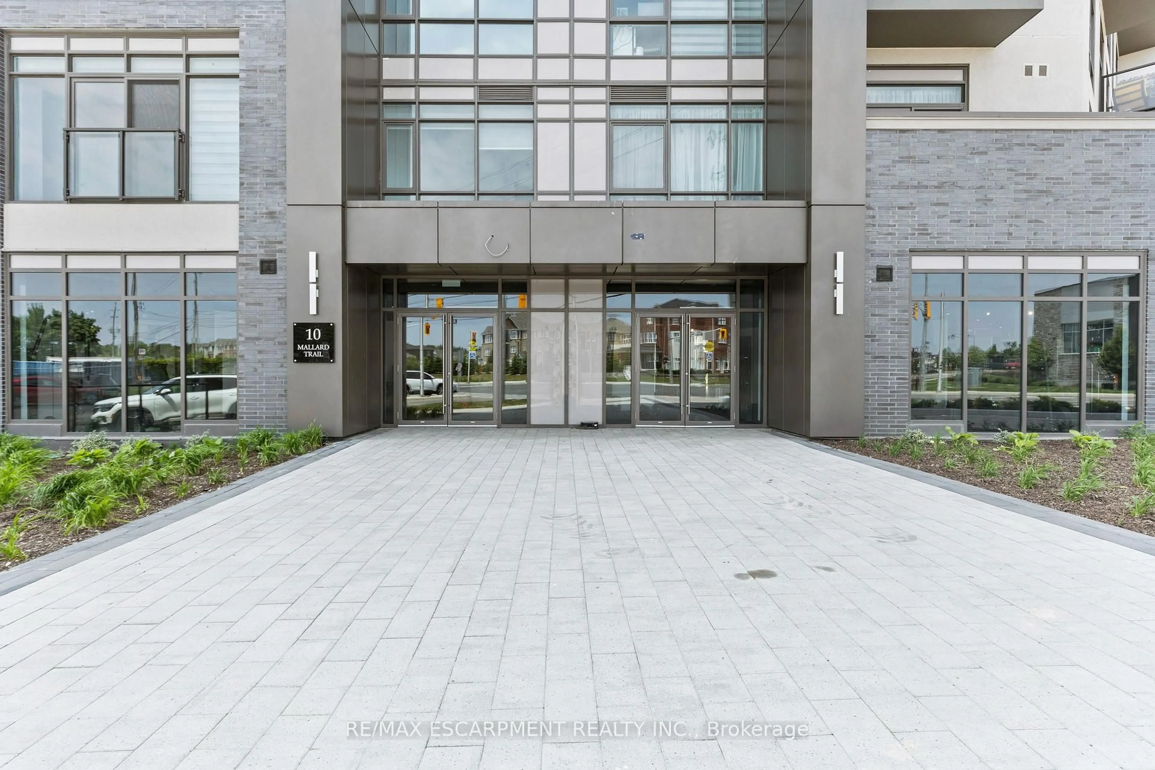 Indoor foyer for 10 Mallard Tr #530, Hamilton Ontario L8B 2A7