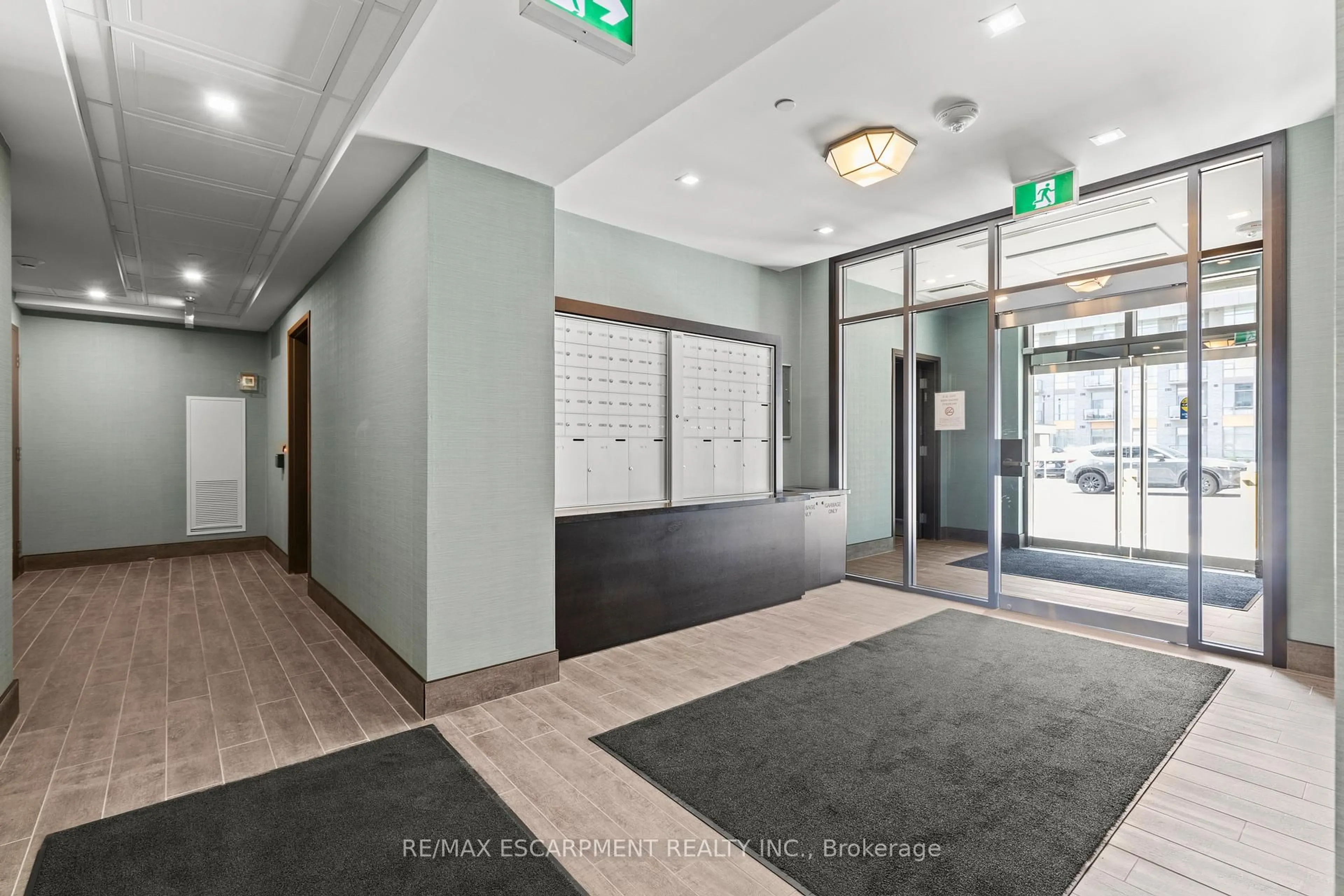 Indoor foyer for 10 Mallard Tr #530, Hamilton Ontario L8B 2A7
