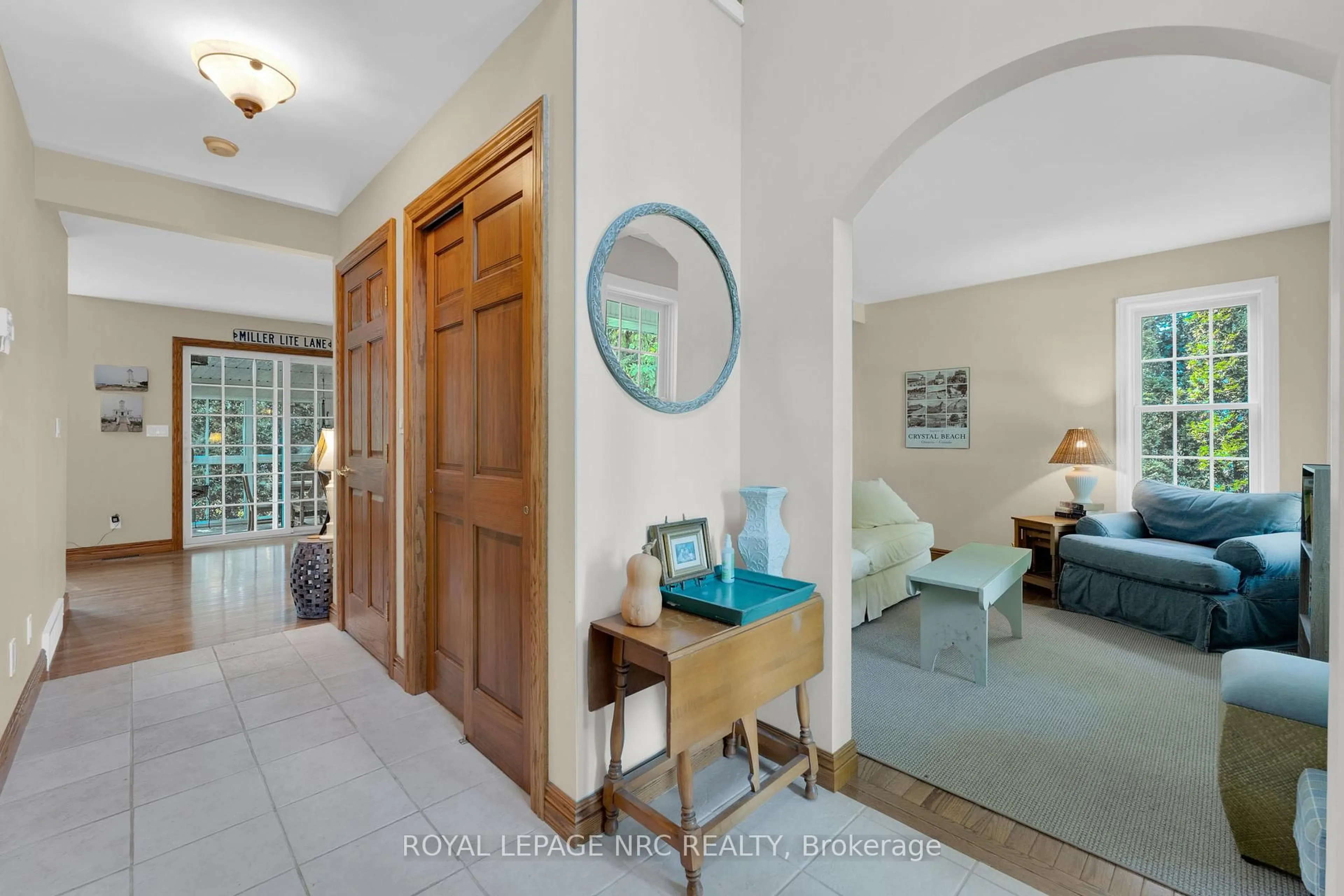 Indoor foyer for 331 Cherryhill Blvd, Fort Erie Ontario L0S 1B0
