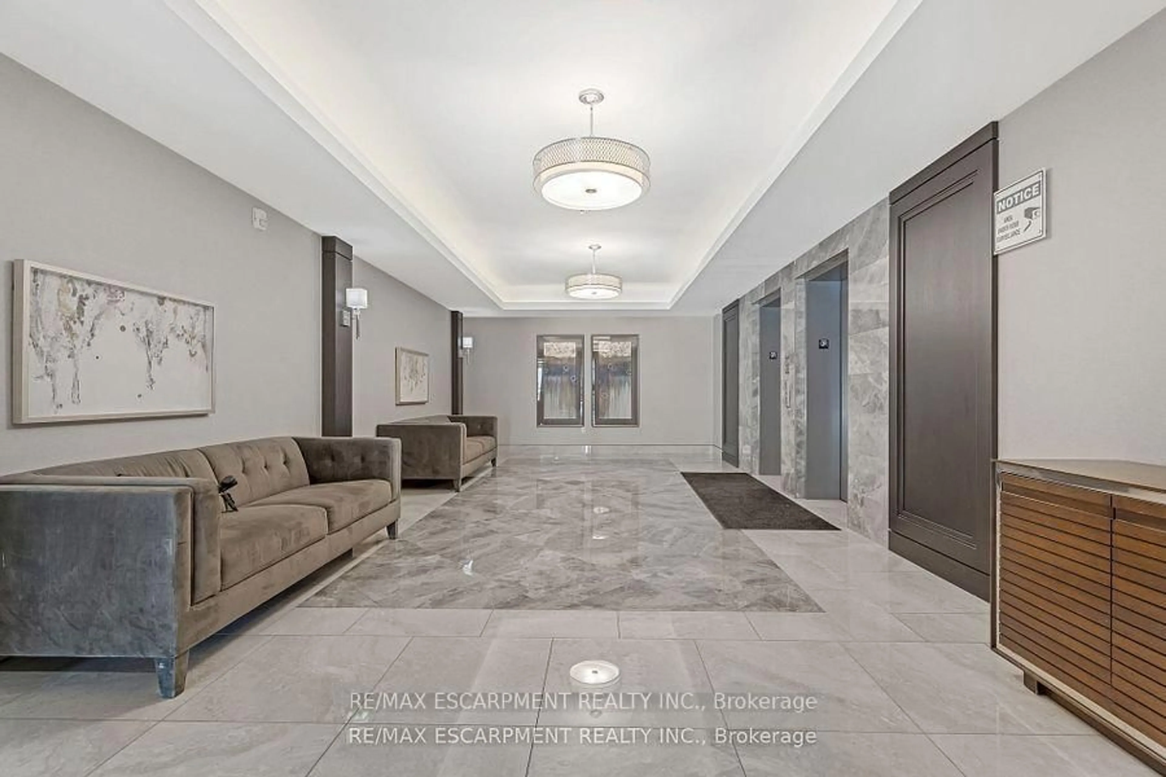 Indoor foyer for 101 Shoreview Pl #239, Hamilton Ontario L8E 0K2