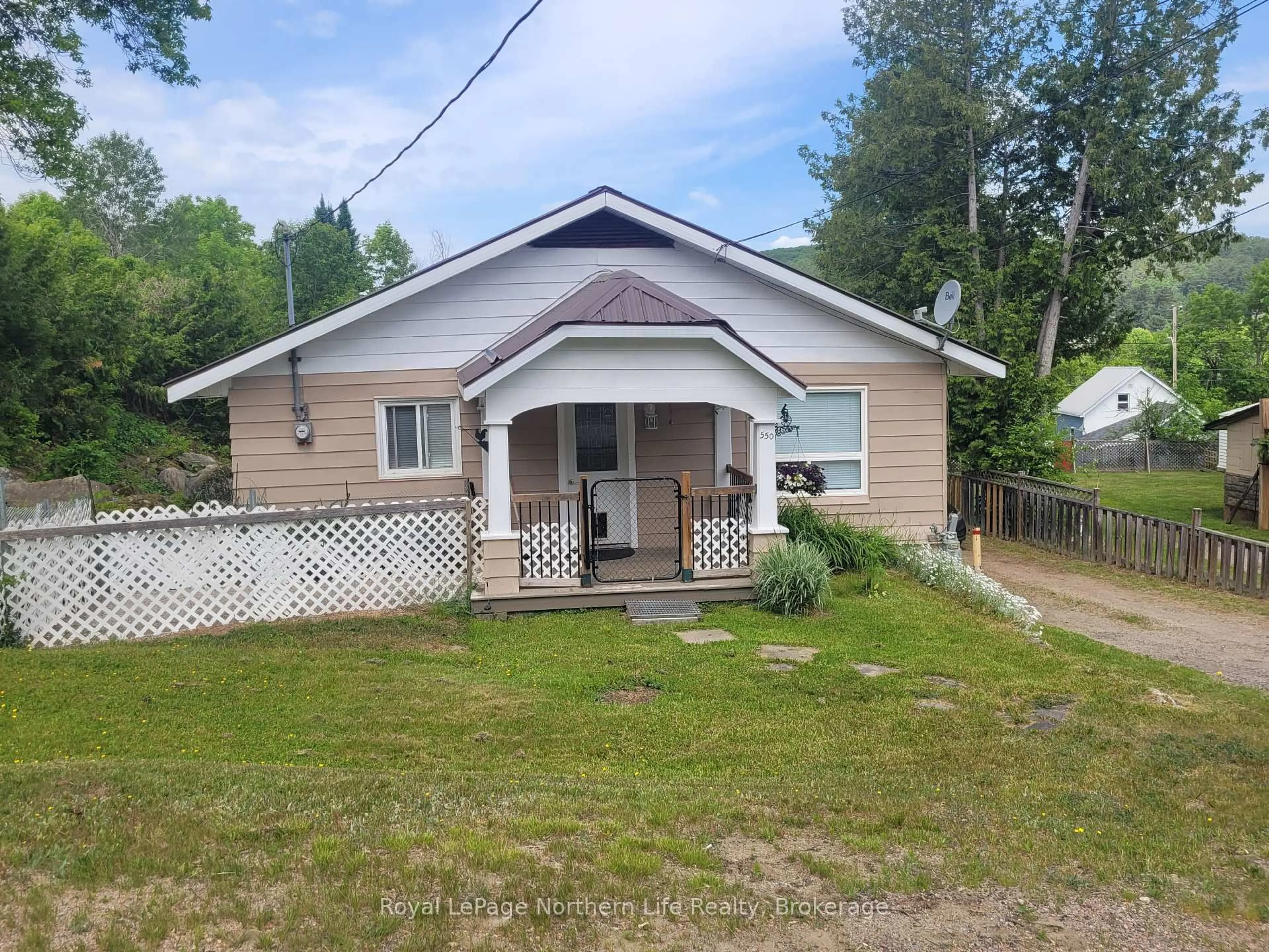 A pic from outside/outdoor area/front of a property/back of a property/a pic from drone, building for 550 DIVISION St, Mattawa Ontario P0H 1V0