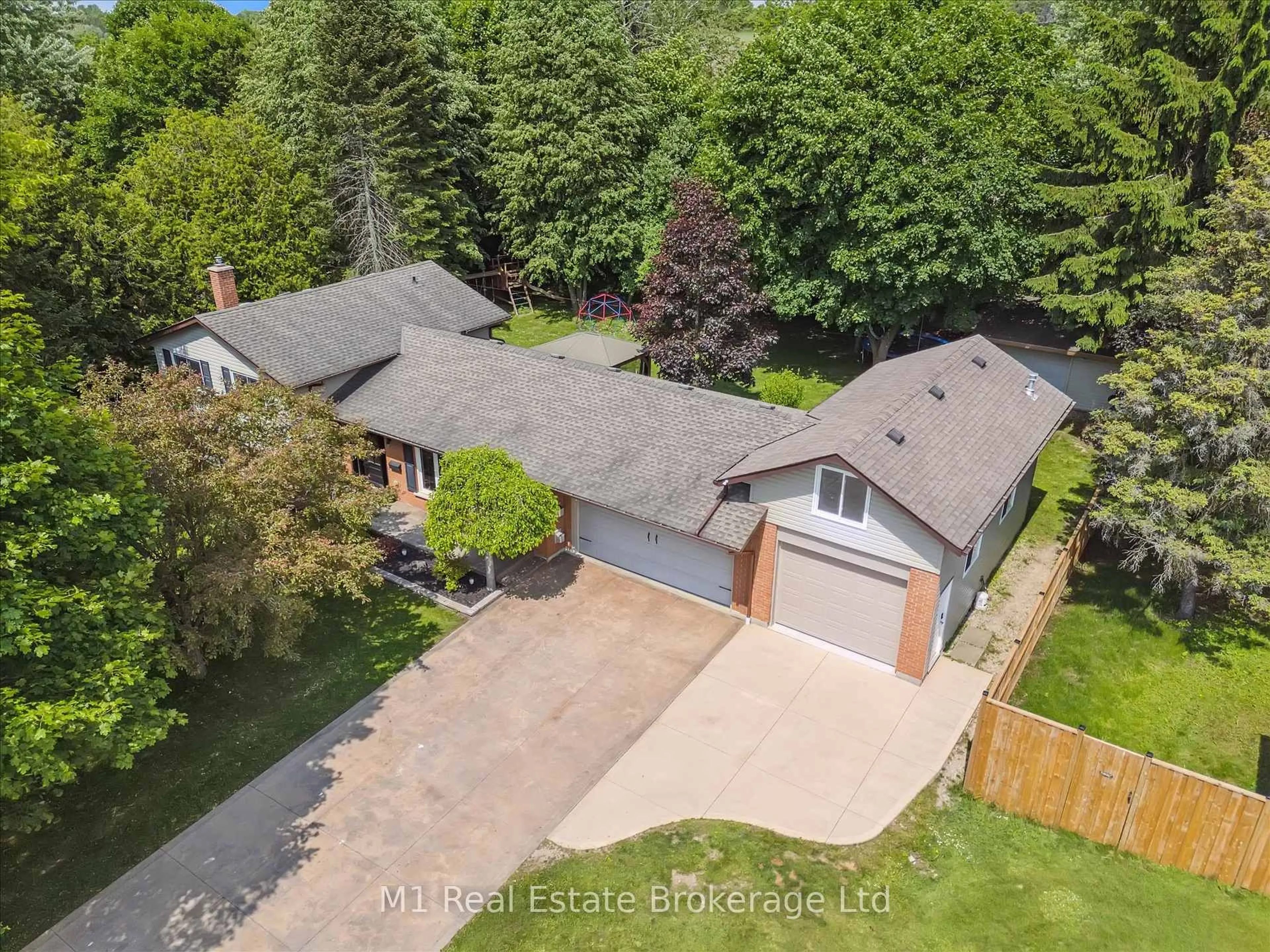 A pic from outside/outdoor area/front of a property/back of a property/a pic from drone, street for 765 Bon Accord St, Centre Wellington Ontario N1M 3A2
