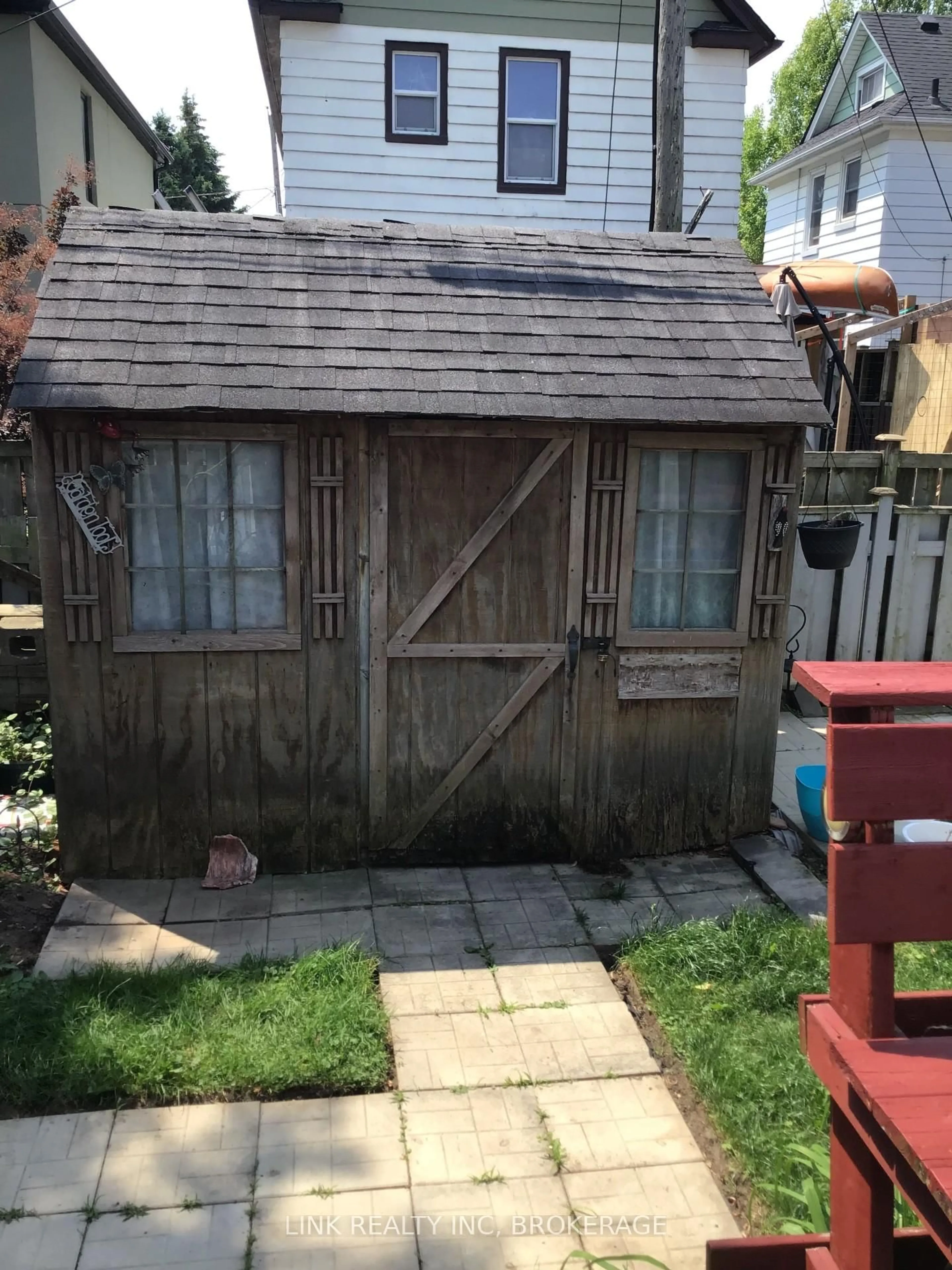 Shed for 4634 Armoury St, Niagara Falls Ontario L2E 1S6