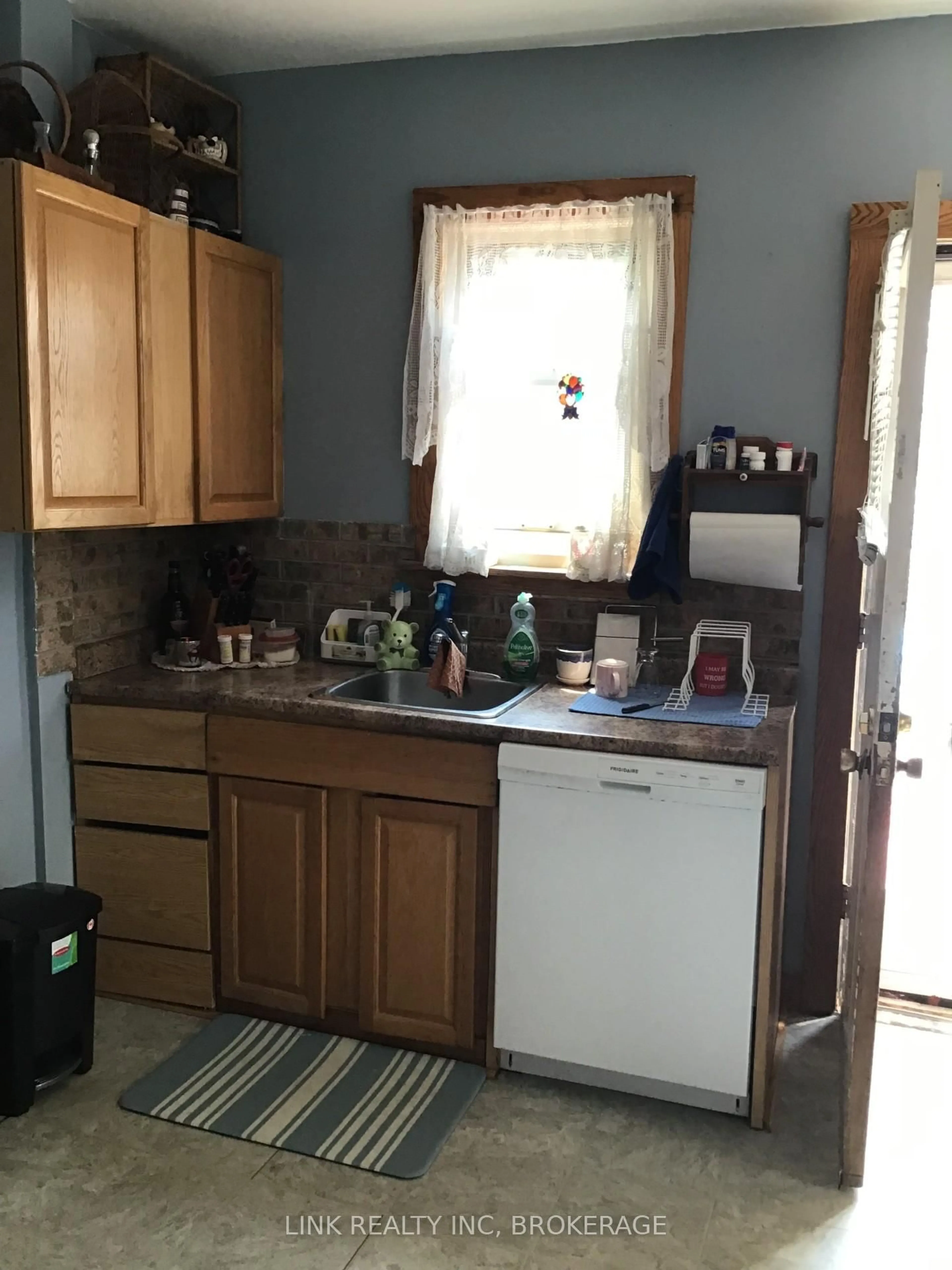 Standard kitchen, floor is not visible for 4634 Armoury St, Niagara Falls Ontario L2E 1S6