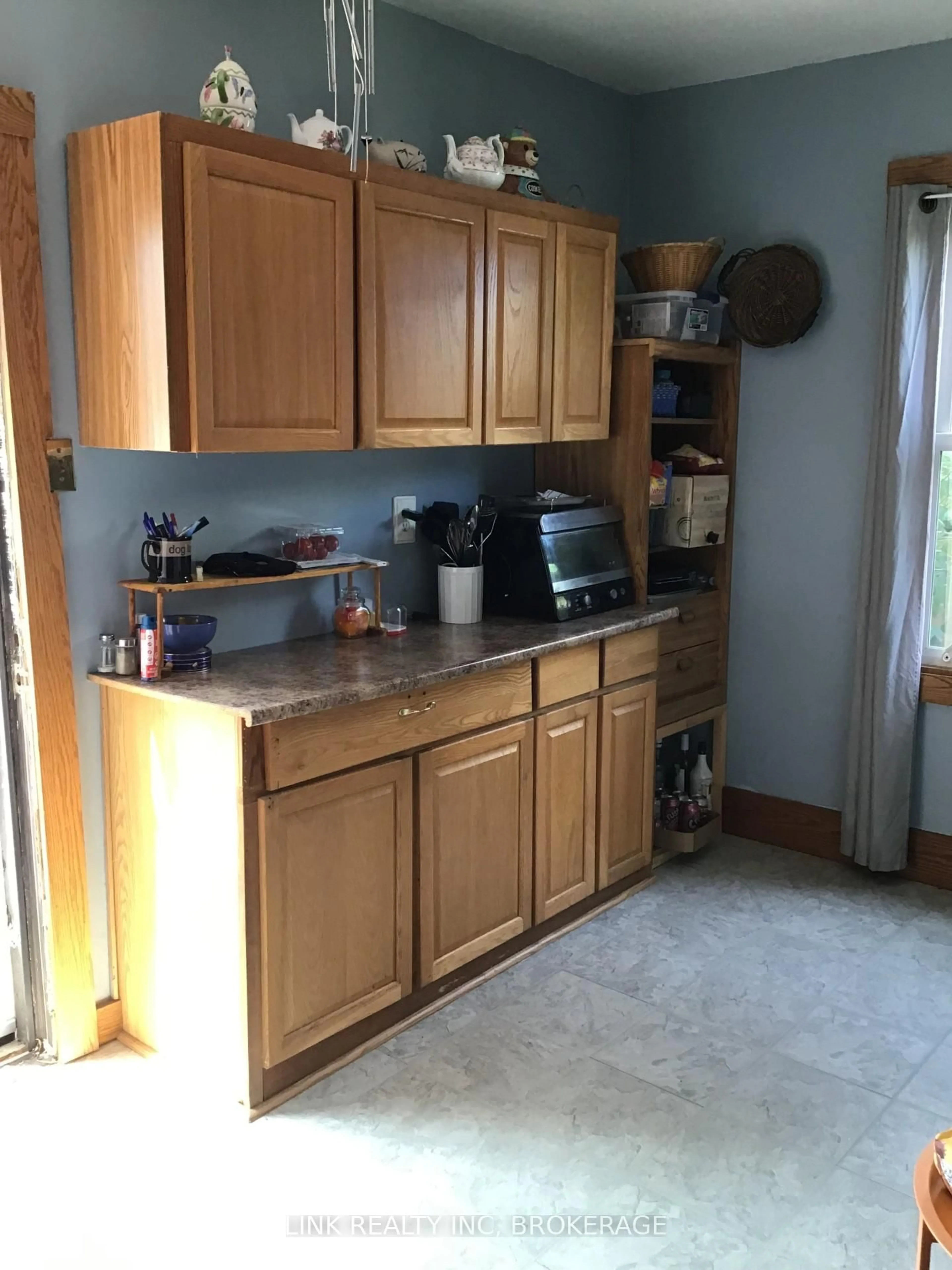 Standard kitchen, unknown for 4634 Armoury St, Niagara Falls Ontario L2E 1S6