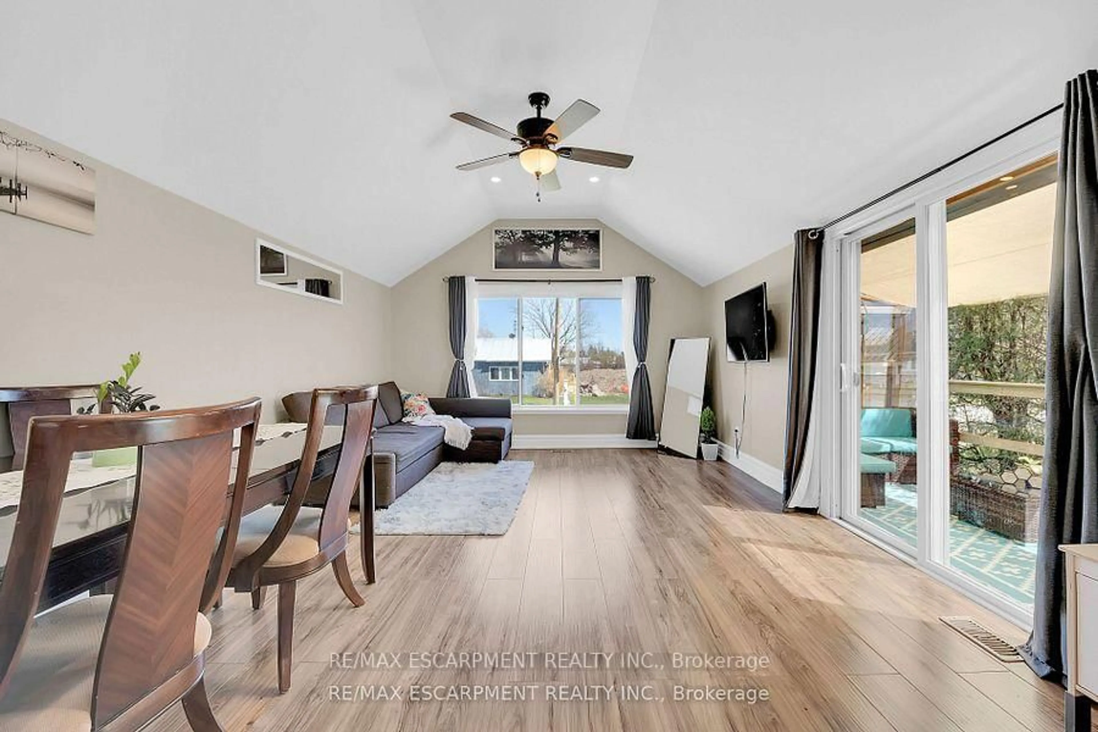Living room with furniture, wood/laminate floor for 3614 Campden Rd, Lincoln Ontario L0R 1G0