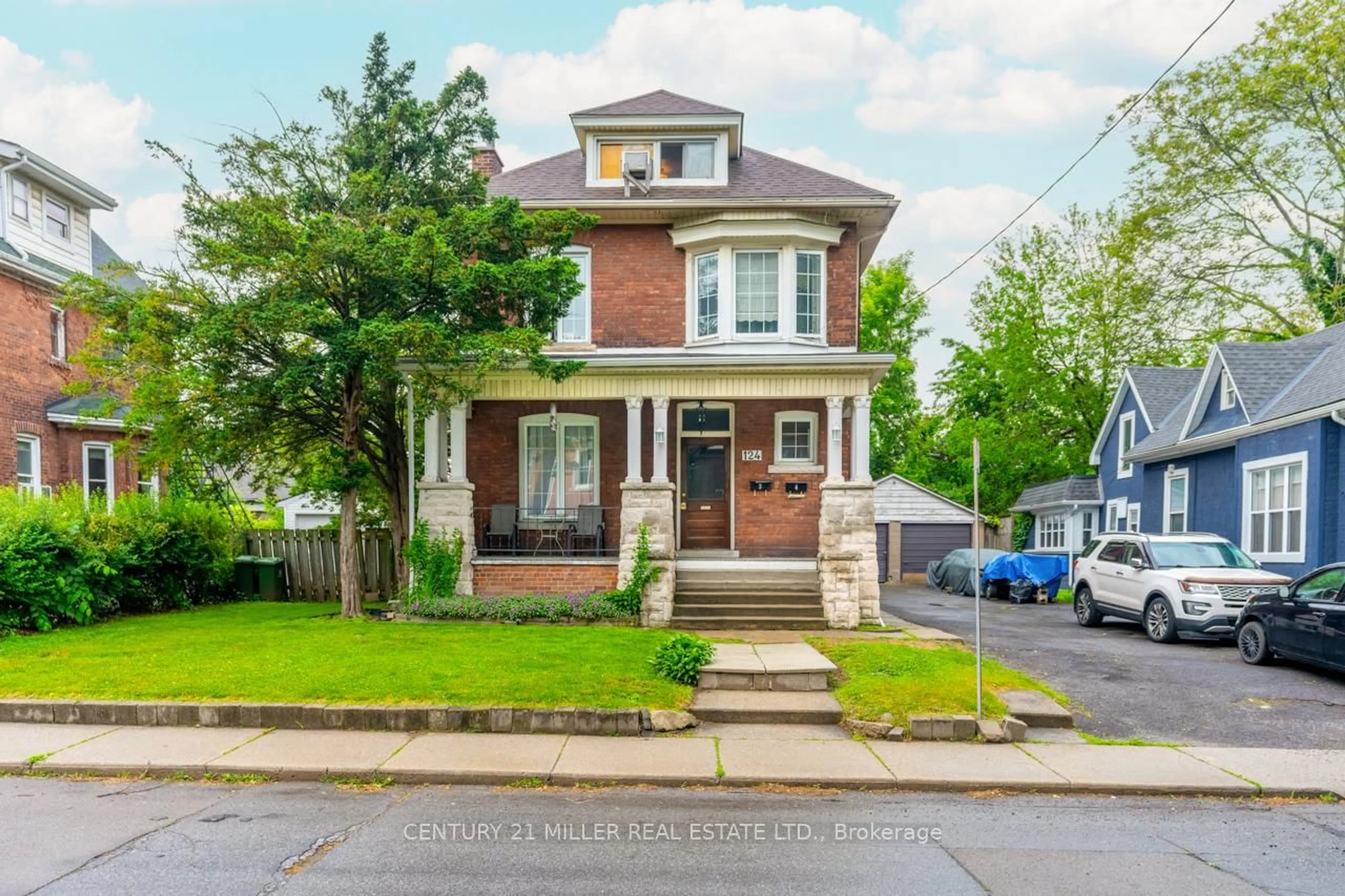 Home with brick exterior material, street for 124 Gladstone Ave, Hamilton Ontario L8M 2H9