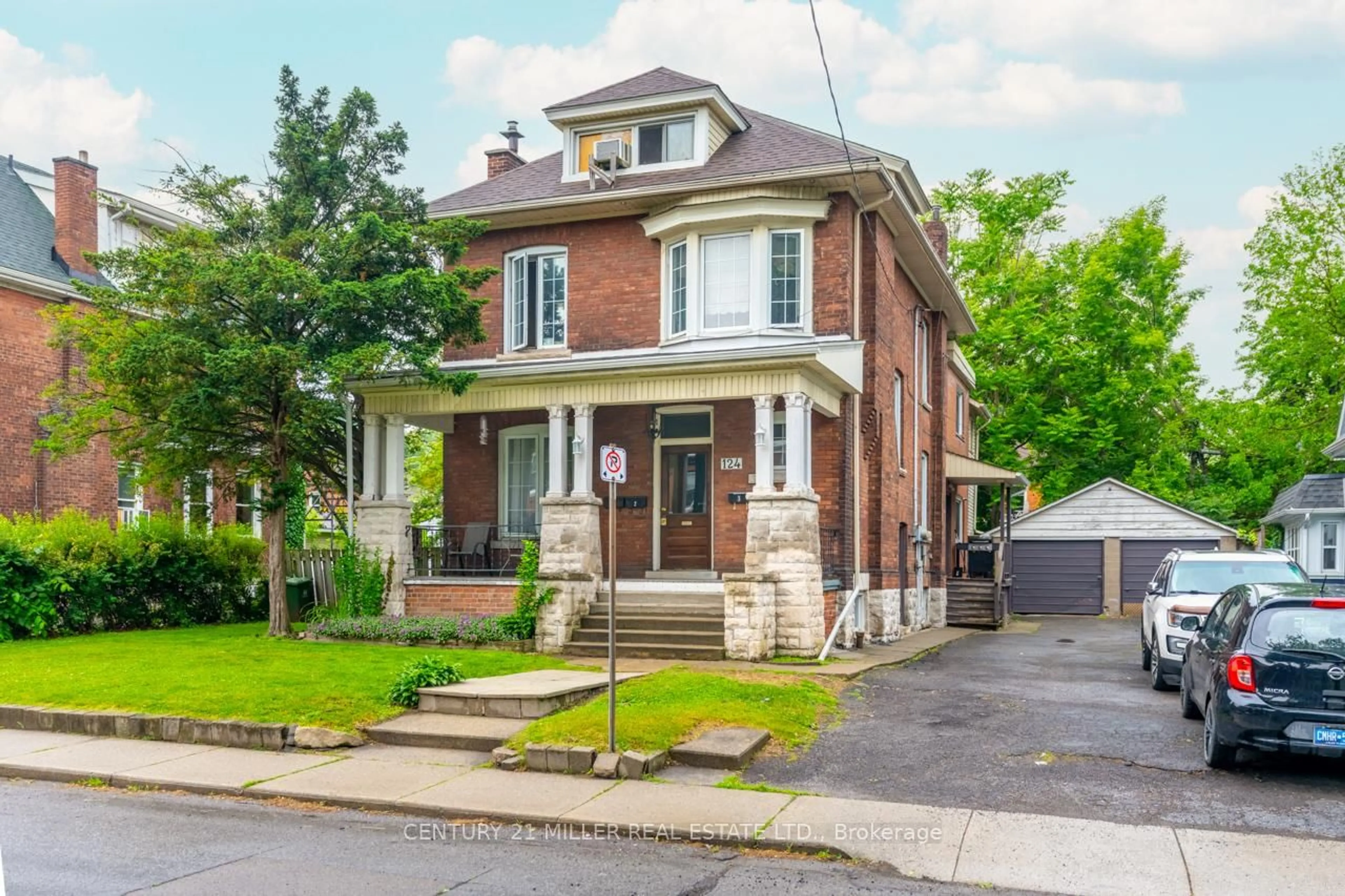 Home with brick exterior material, street for 124 Gladstone Ave, Hamilton Ontario L8M 2H9