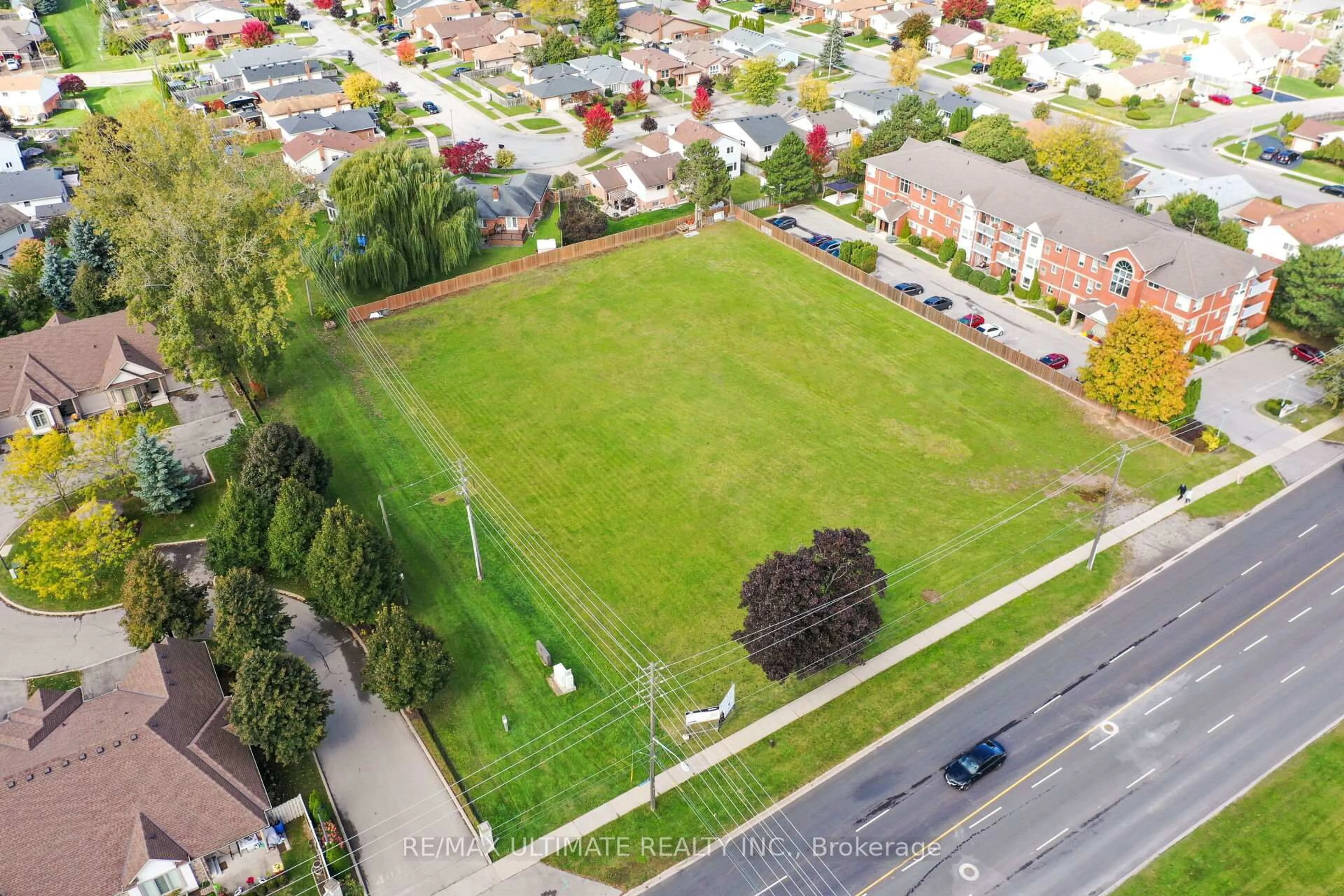 A pic from outside/outdoor area/front of a property/back of a property/a pic from drone, street for 4257 Montrose Rd #2, Niagara Falls Ontario L2H 1K1