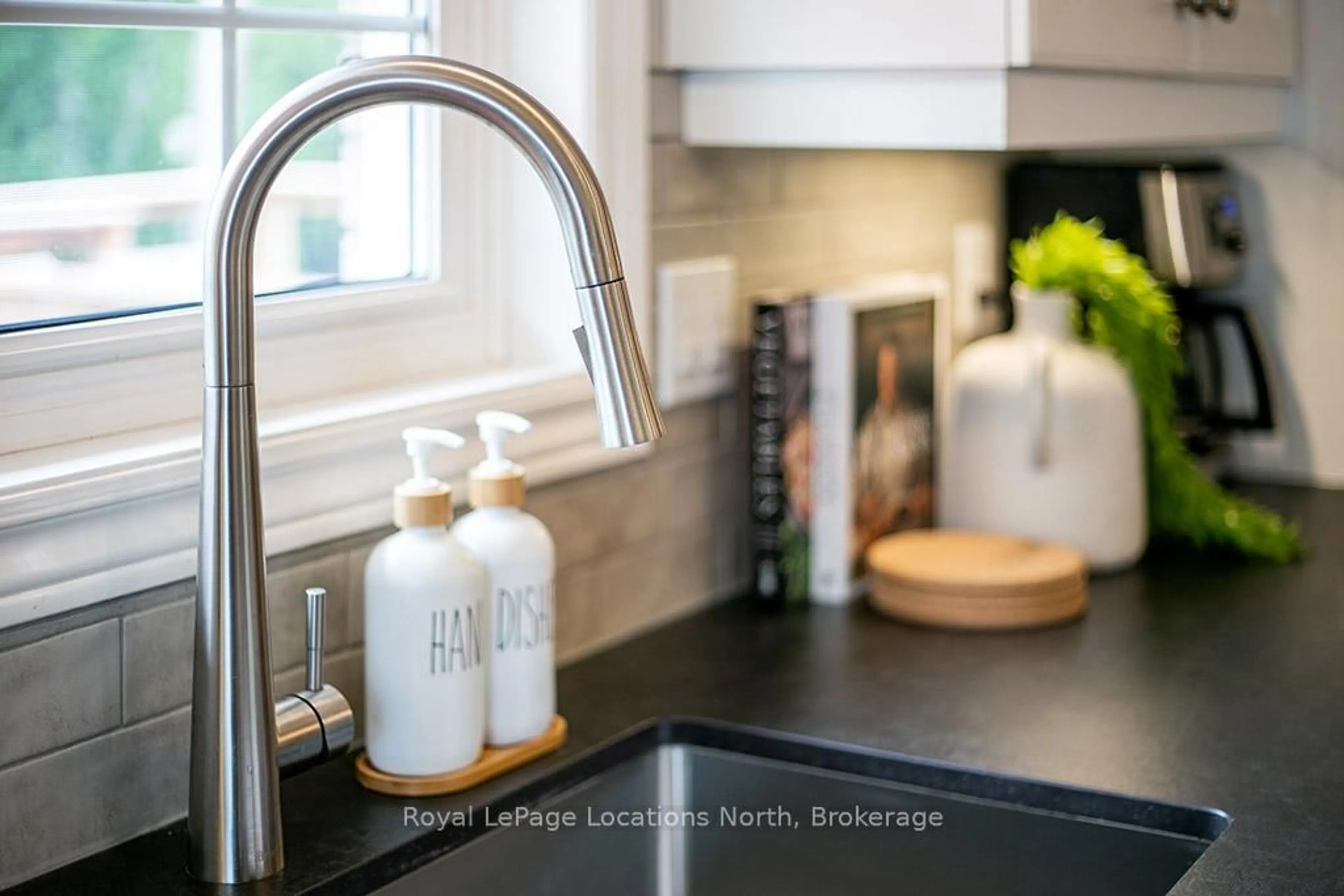 Contemporary kitchen, unknown for 114 Edward St, Blue Mountains Ontario N0H 1J0