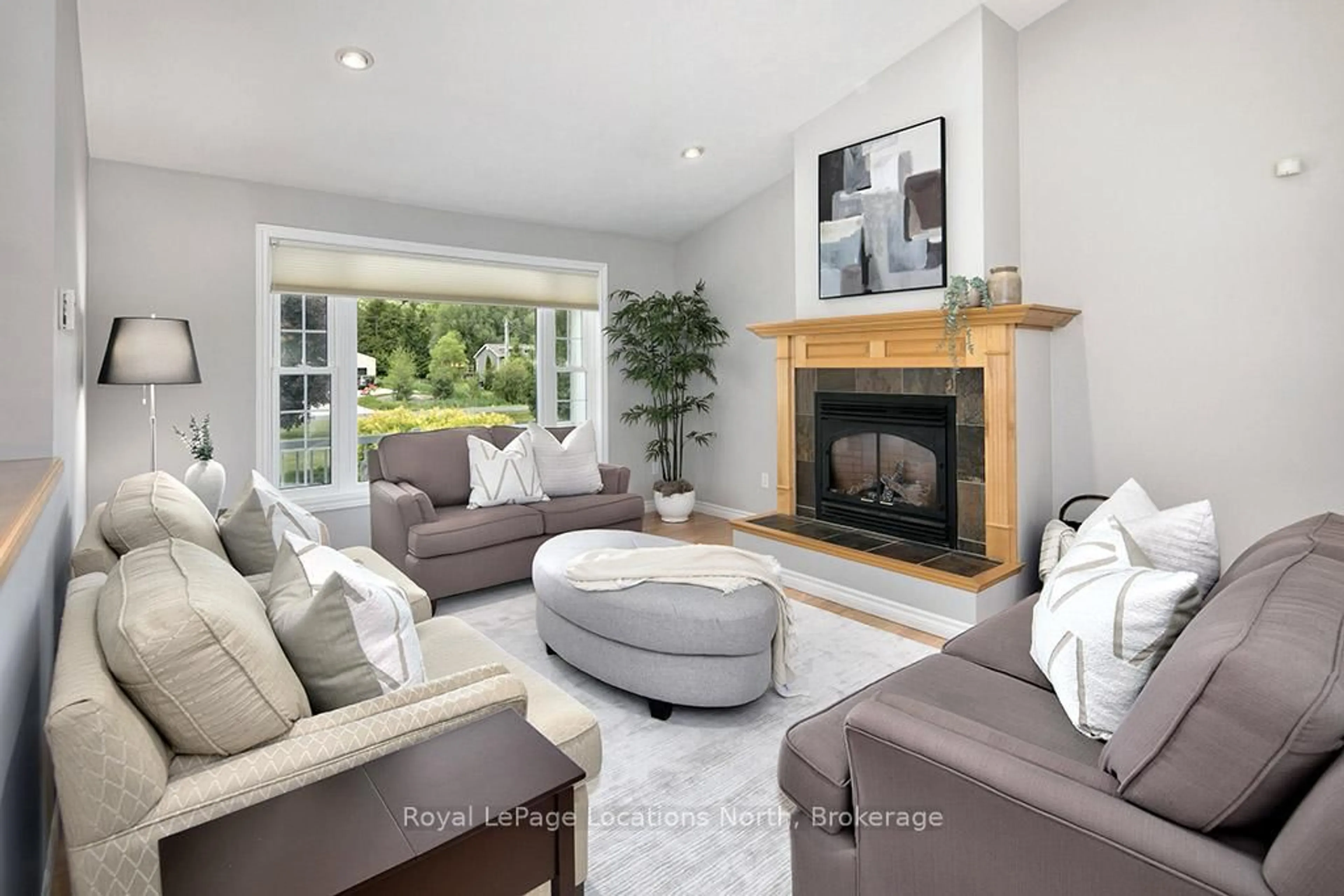 Living room with furniture, unknown for 114 Edward St, Blue Mountains Ontario N0H 1J0