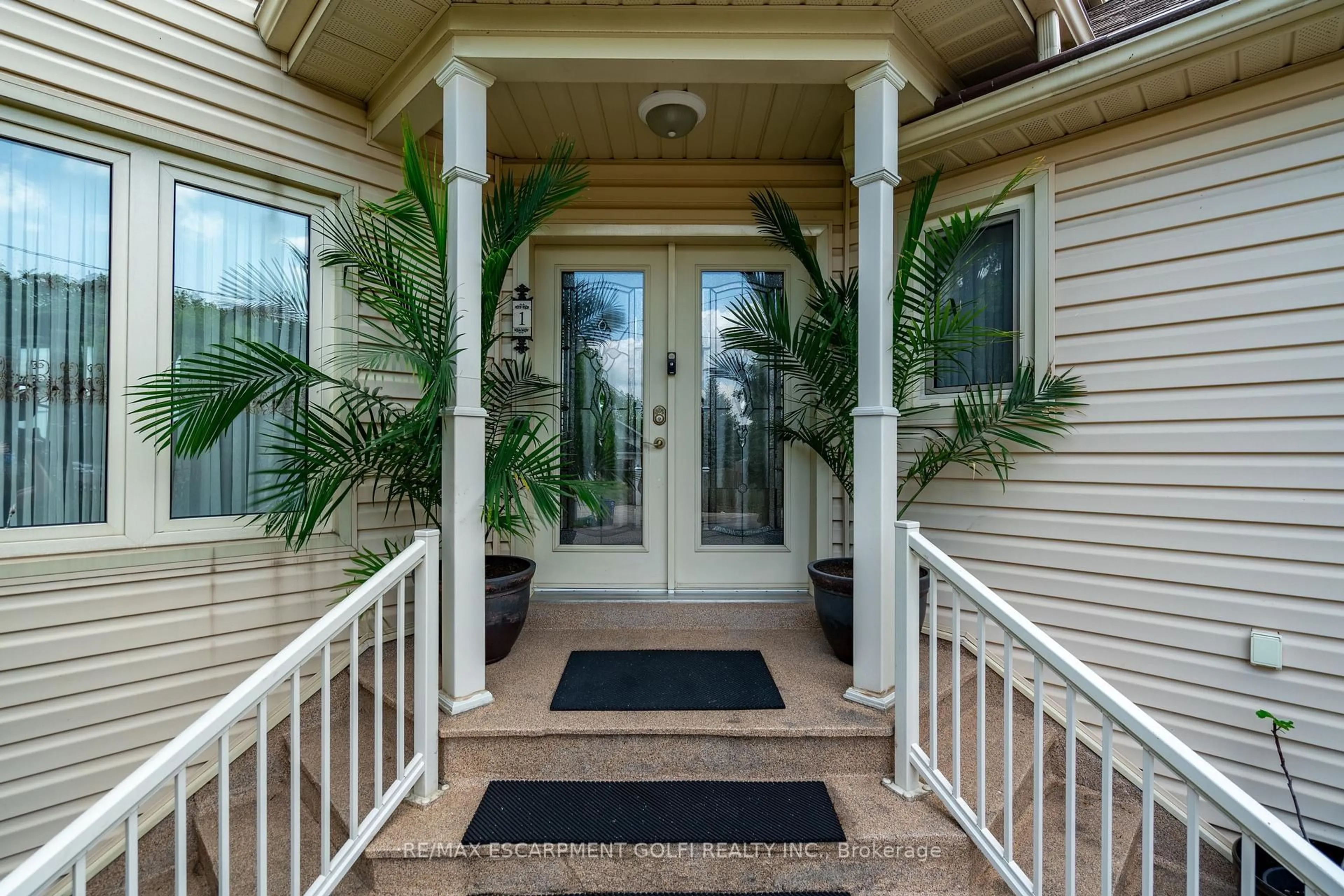 Indoor entryway for 1 Twelfth St, Grimsby Ontario L3M 2V6