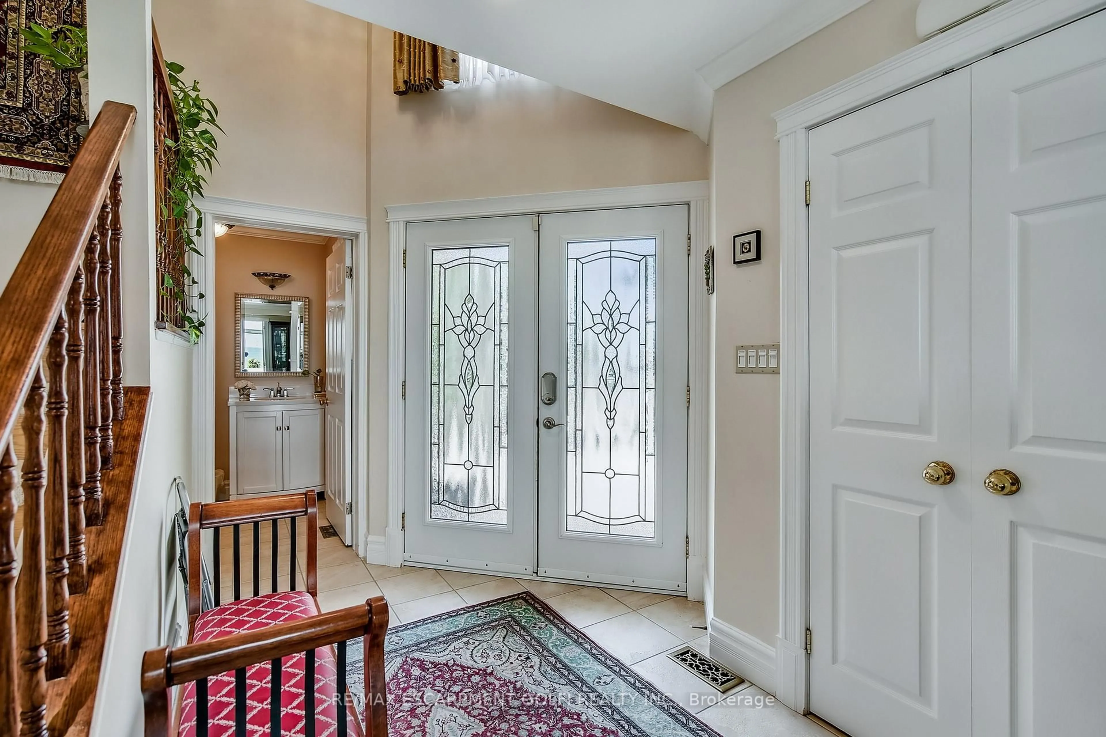 Indoor entryway for 1 Twelfth St, Grimsby Ontario L3M 2V6