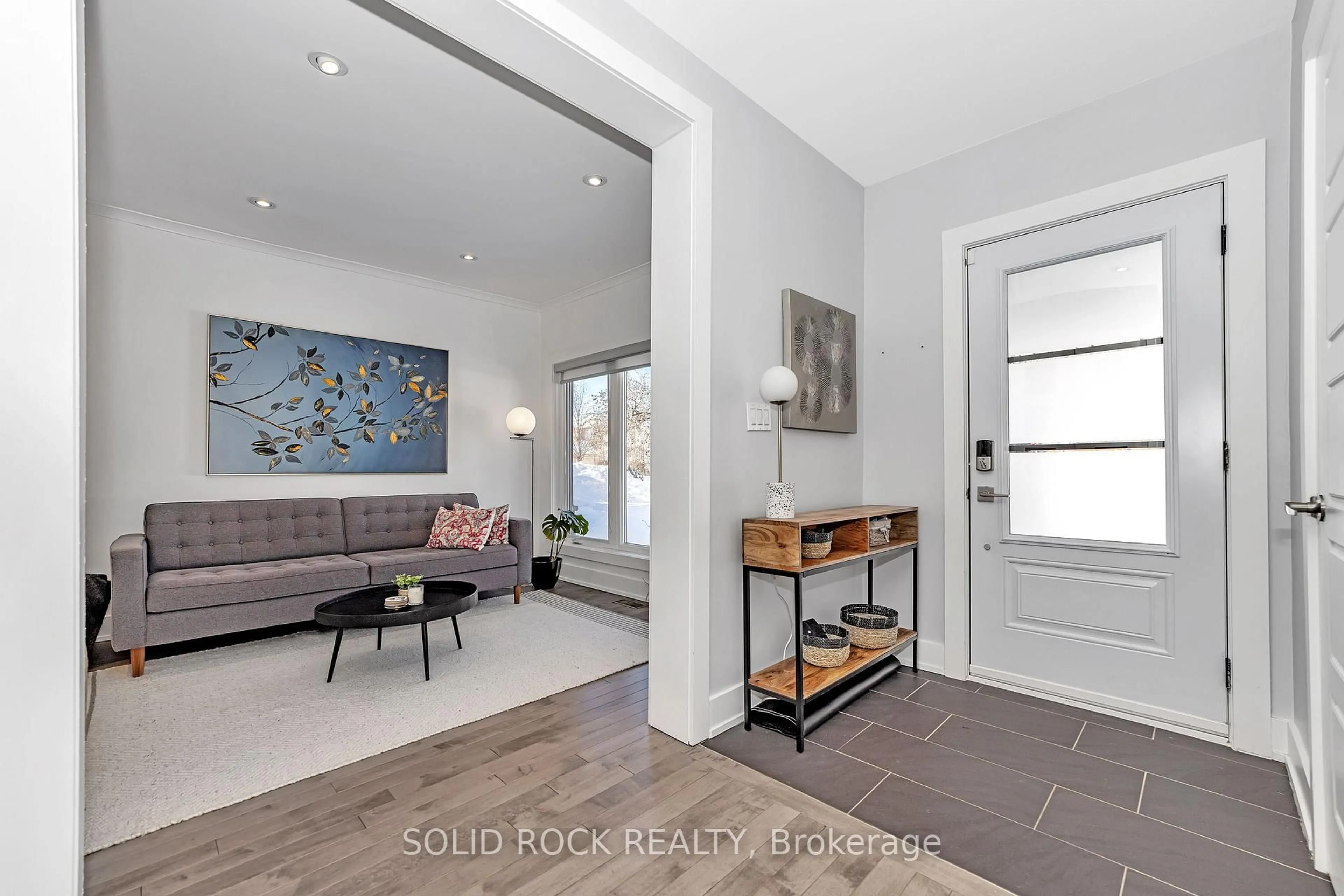 Indoor entryway for 292 Currell Ave, Ottawa Ontario K1Z 7J6