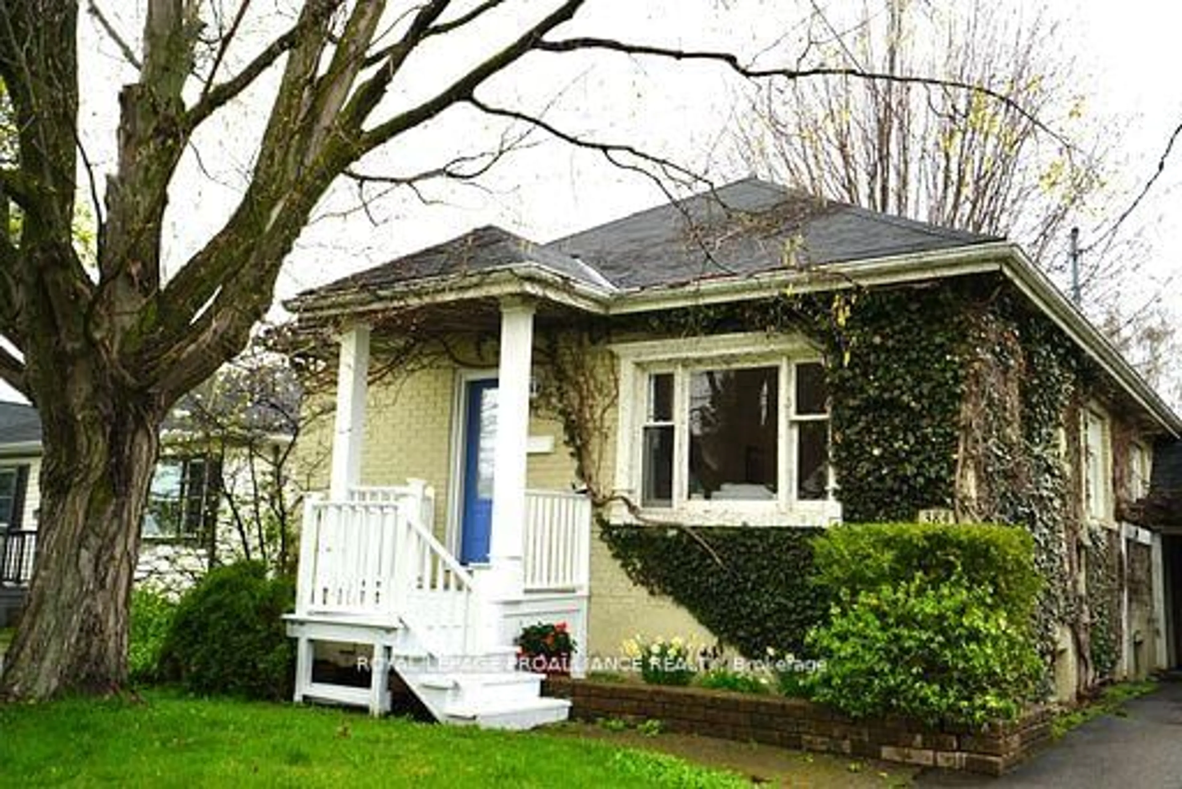 Home with vinyl exterior material, street for 384 D'arcy St, Cobourg Ontario K9A 4A5