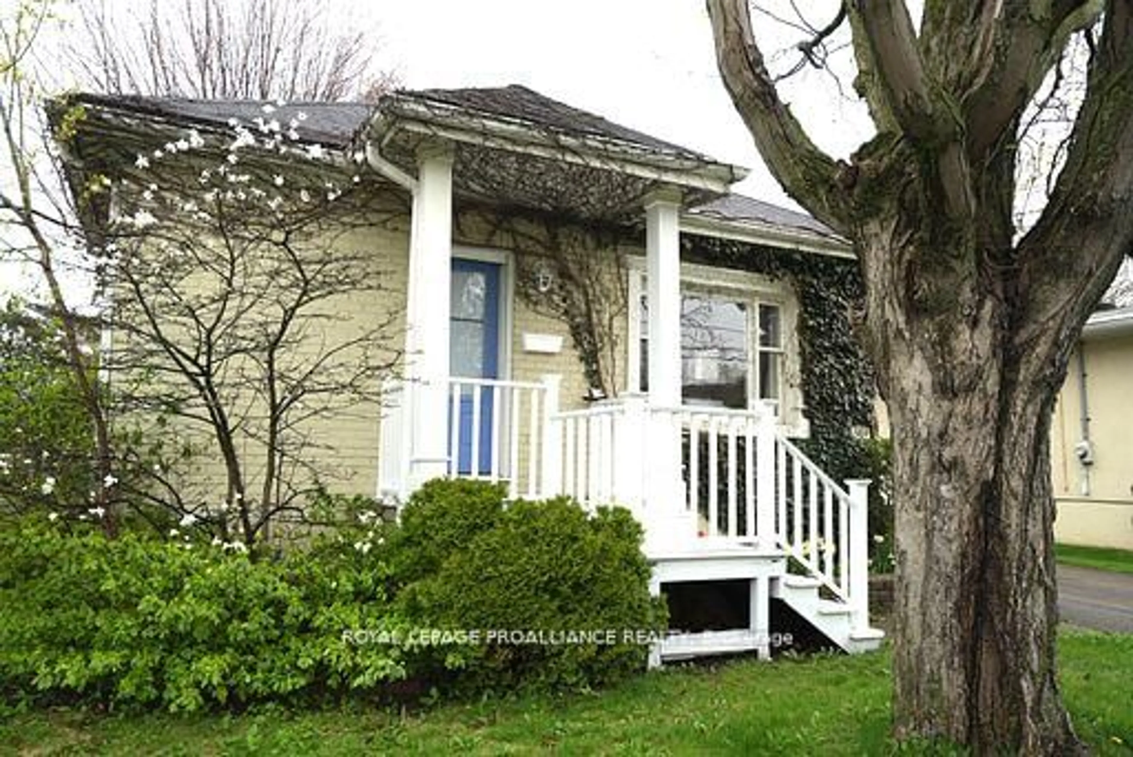 Home with vinyl exterior material, street for 384 D'arcy St, Cobourg Ontario K9A 4A5