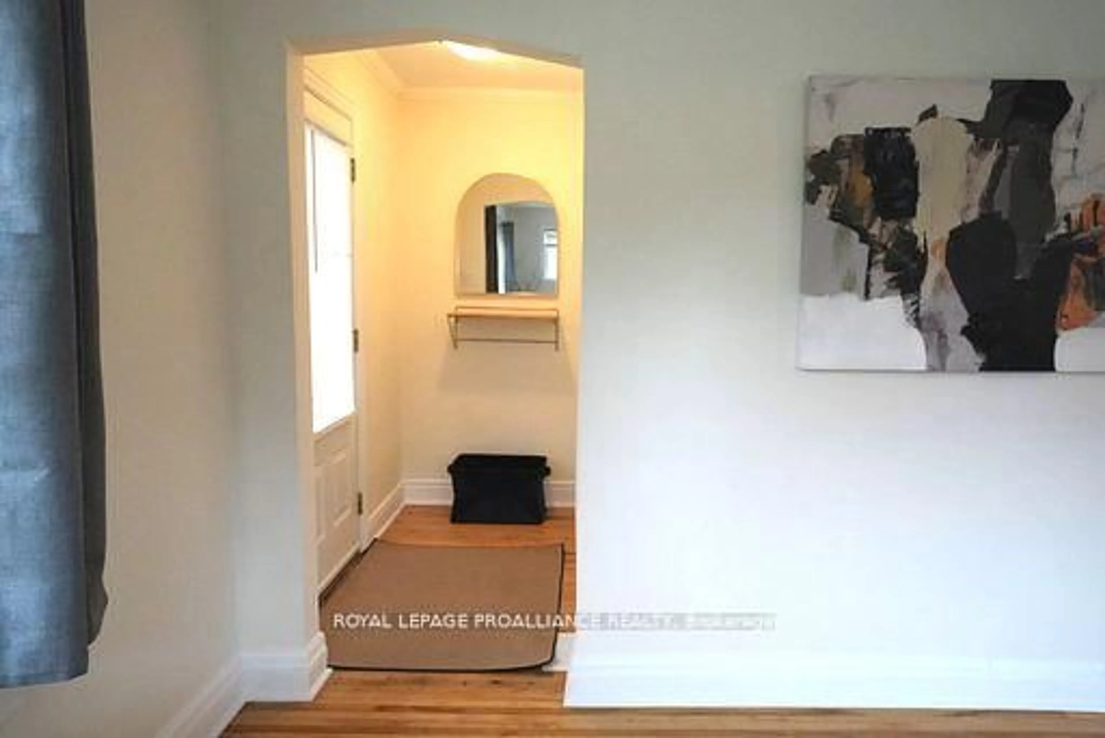 Indoor entryway for 384 D'arcy St, Cobourg Ontario K9A 4A5