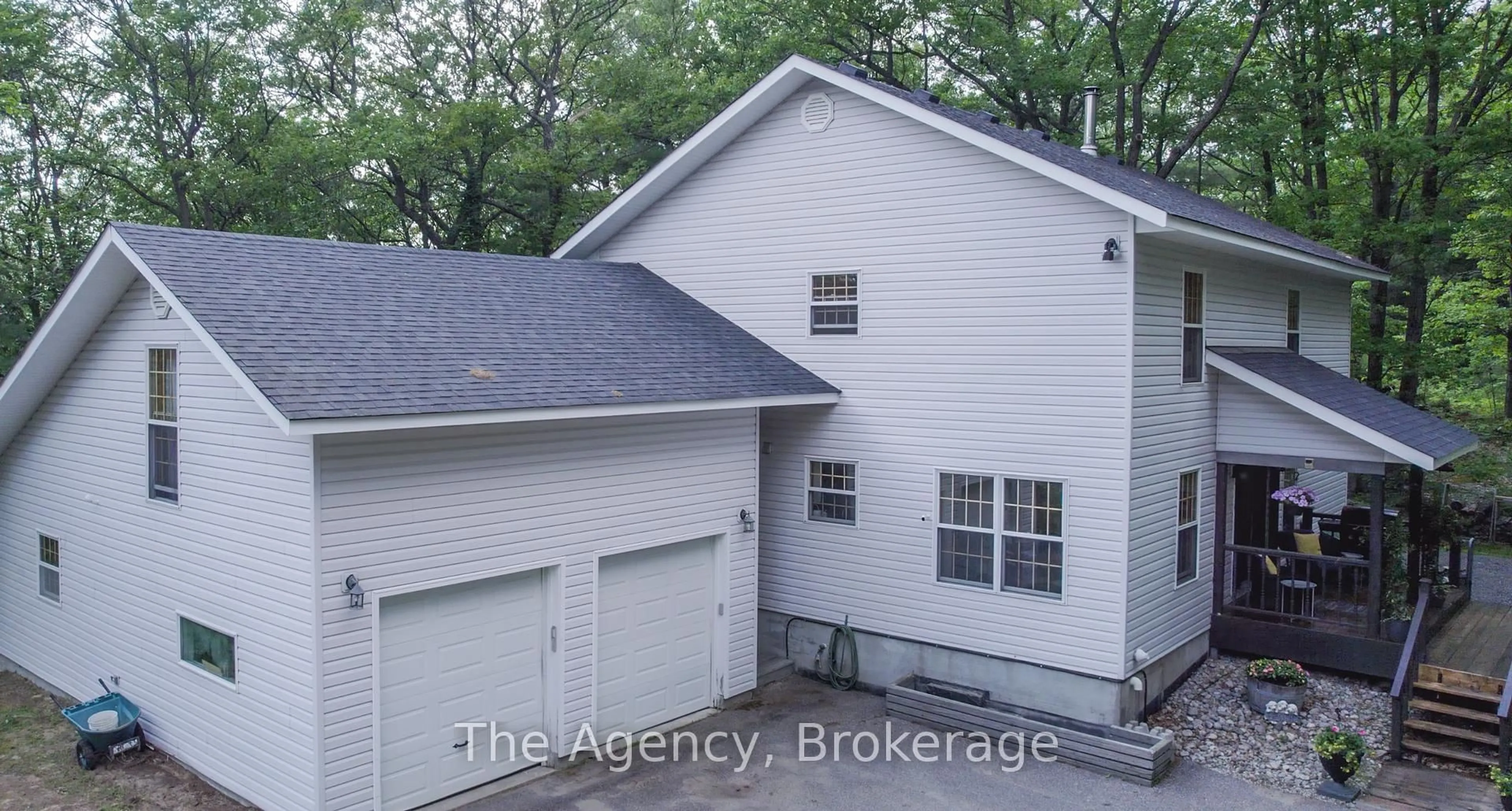 A pic from outside/outdoor area/front of a property/back of a property/a pic from drone, building for 1411 Cedar Lane, Bracebridge Ontario P1L 1W9