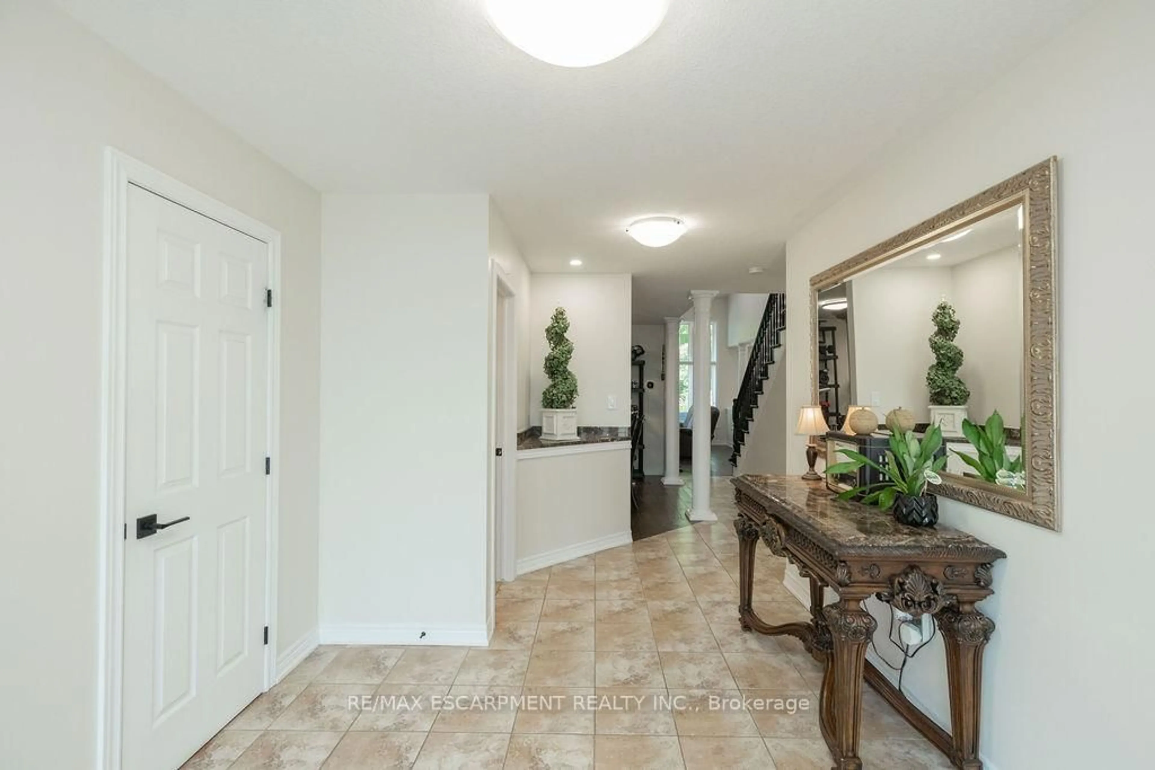 Indoor entryway for 160 Wills Cres, Hamilton Ontario L0R 1C0