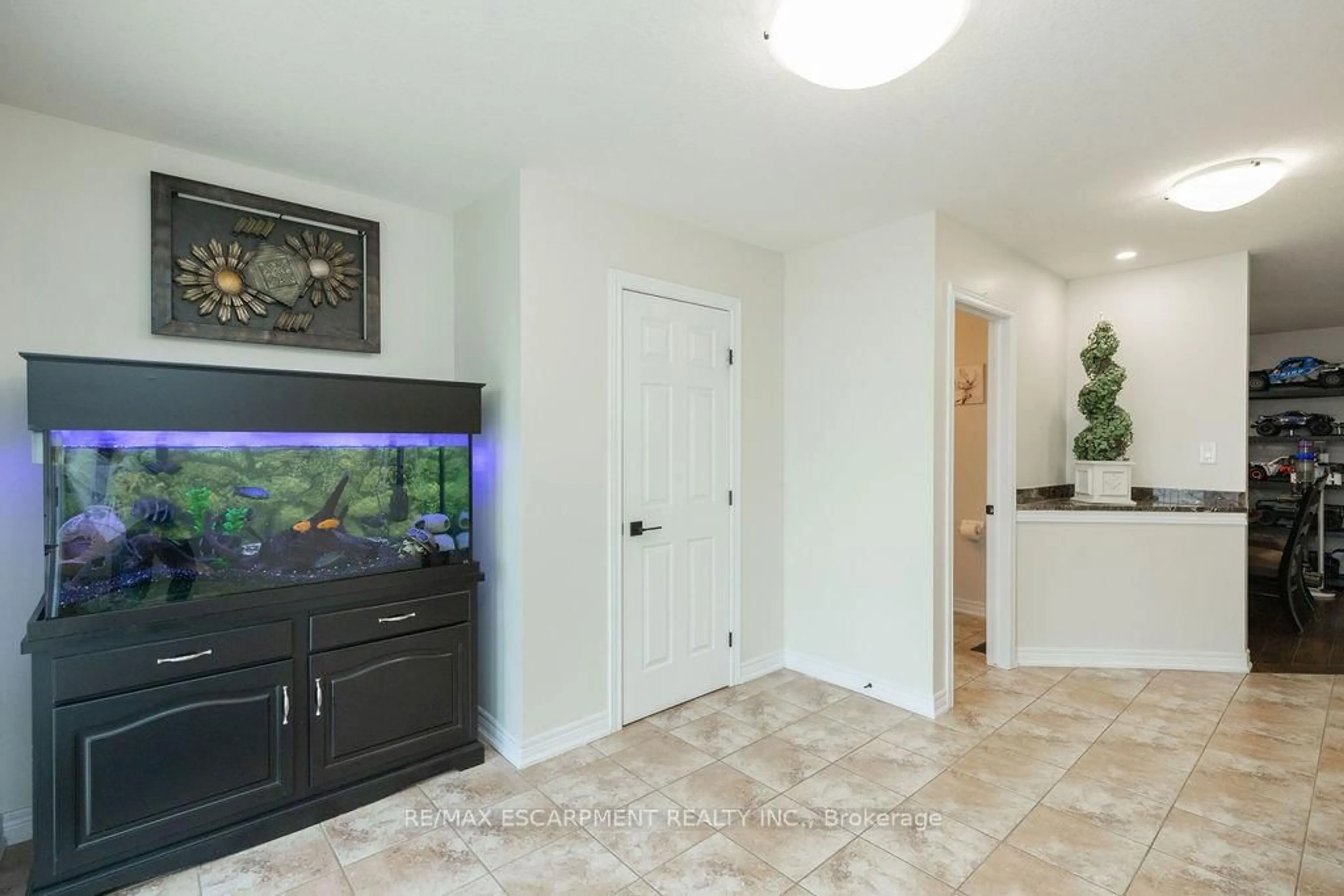 Indoor entryway for 160 Wills Cres, Hamilton Ontario L0R 1C0