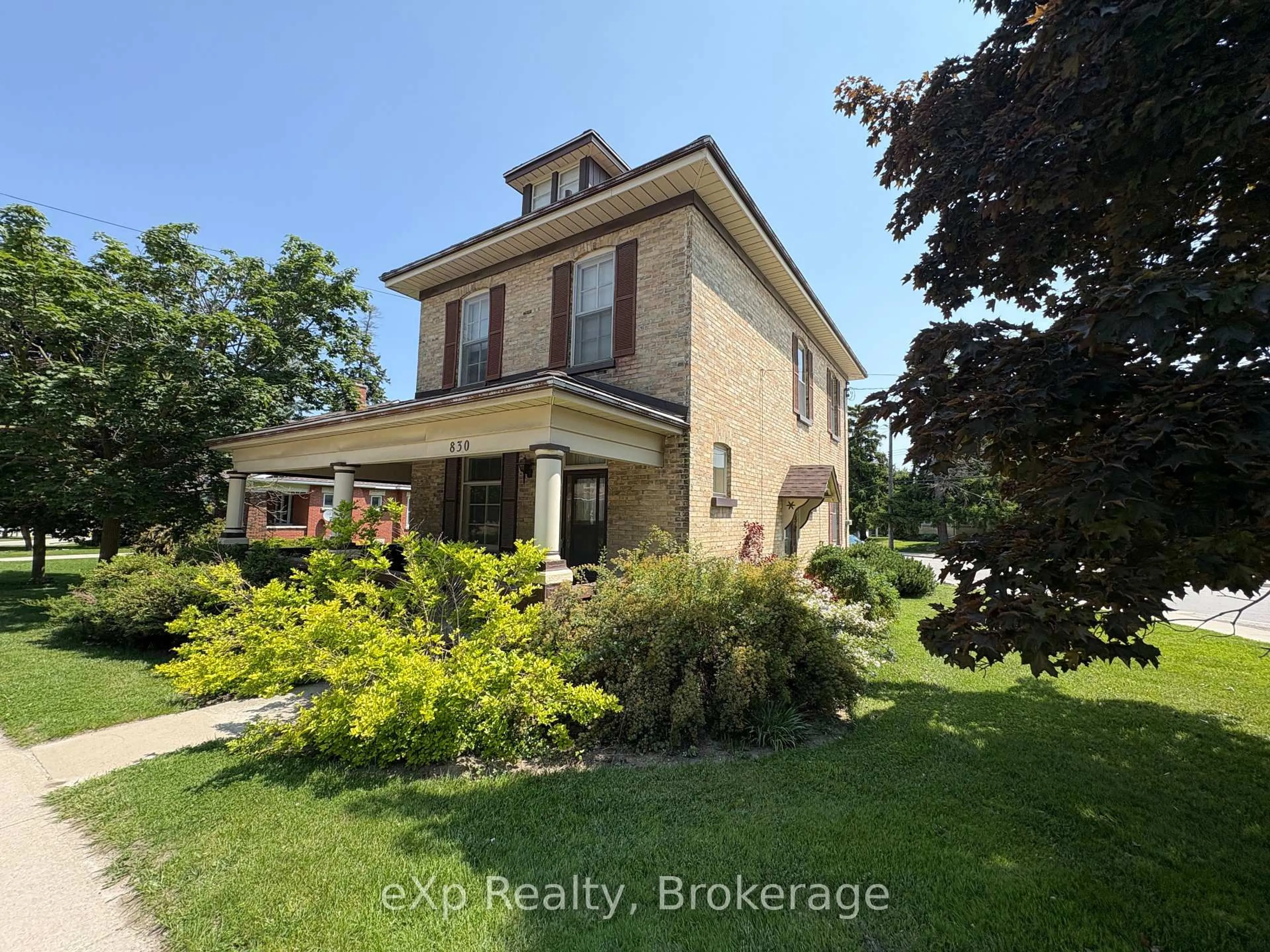Home with brick exterior material, building for 830 Yonge St, Brockton Ontario N0G 2V0