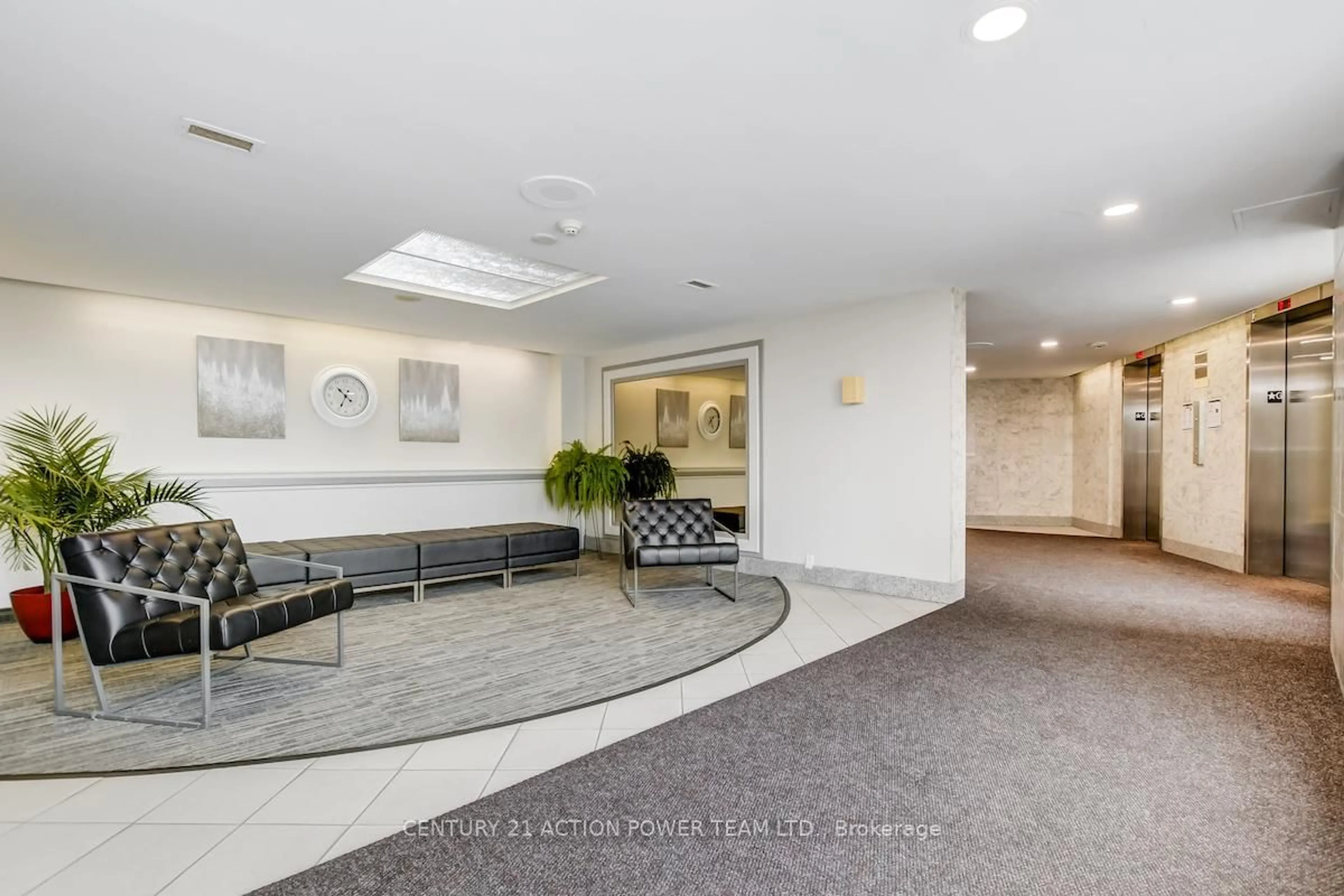 Indoor foyer for 915 Elmsmere Rd #707, Ottawa Ontario K1J 8H8