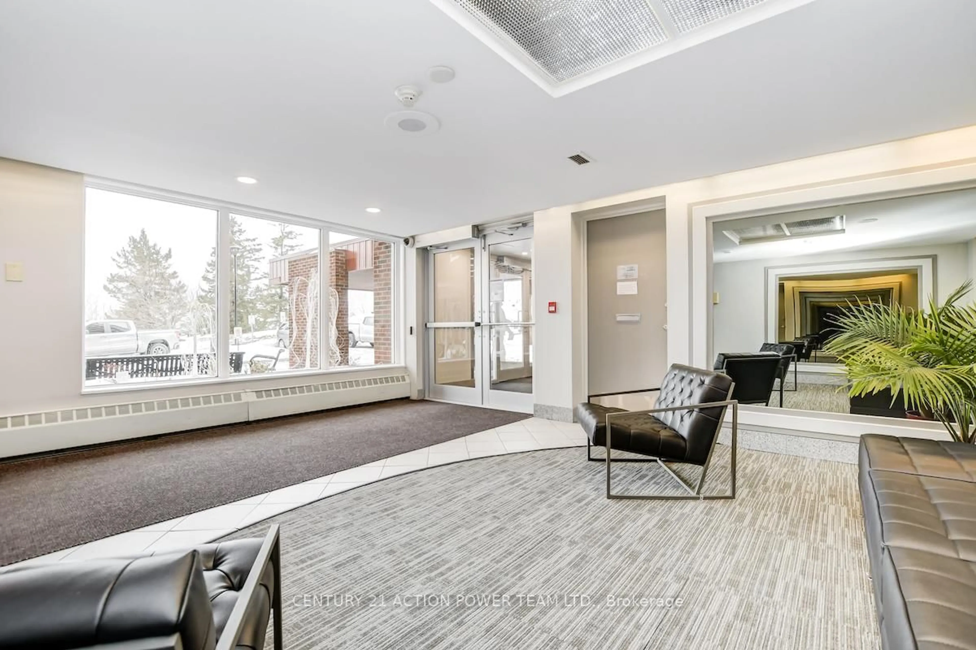 Indoor foyer for 915 Elmsmere Rd #707, Ottawa Ontario K1J 8H8