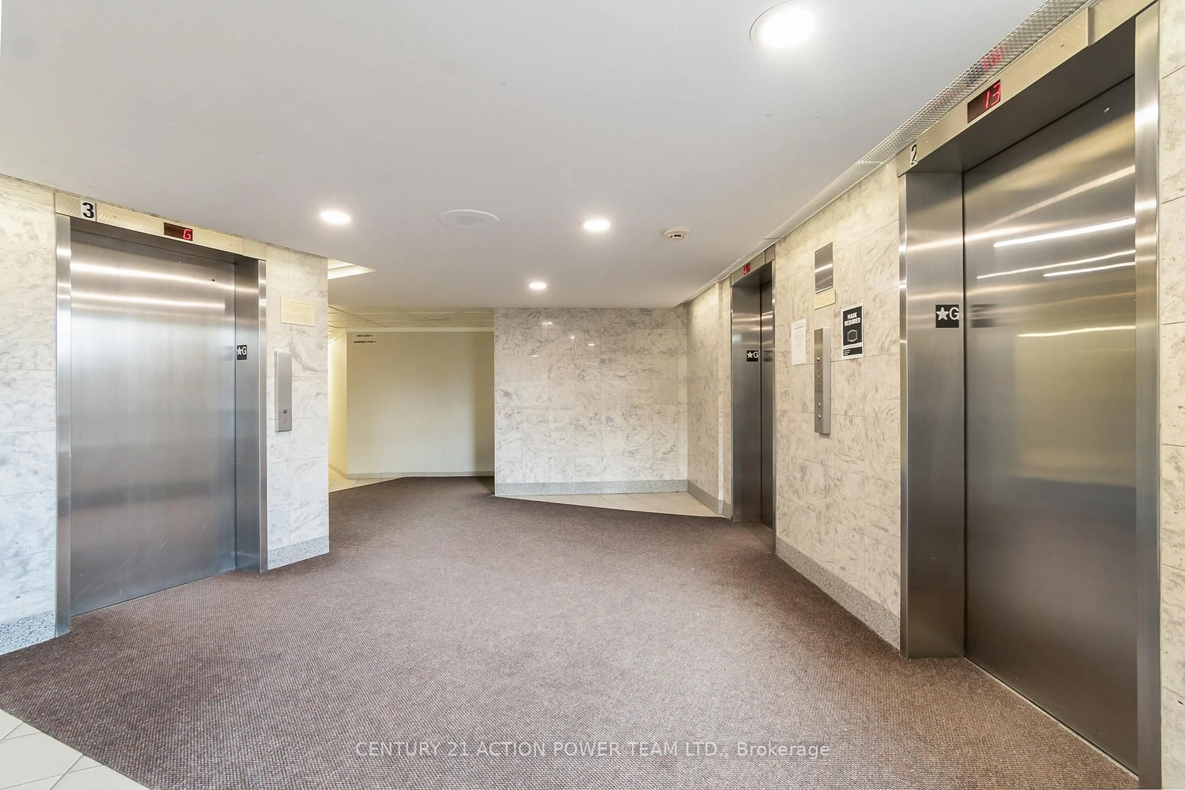 Indoor foyer for 915 Elmsmere Rd #707, Ottawa Ontario K1J 8H8