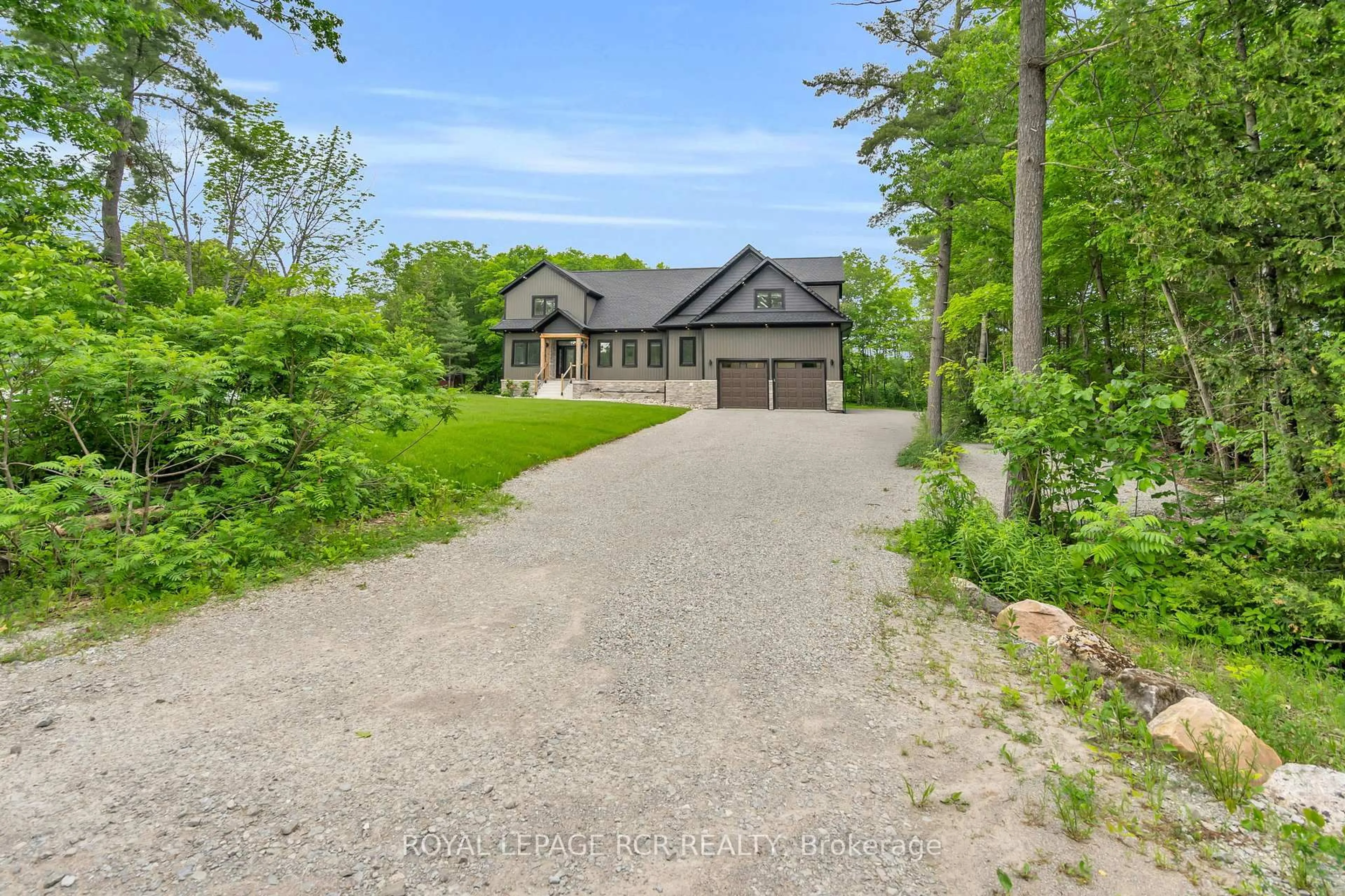 A pic from outside/outdoor area/front of a property/back of a property/a pic from drone, unknown for 2360 Honey Harbour Rd, Georgian Bay Ontario L0K 1S0