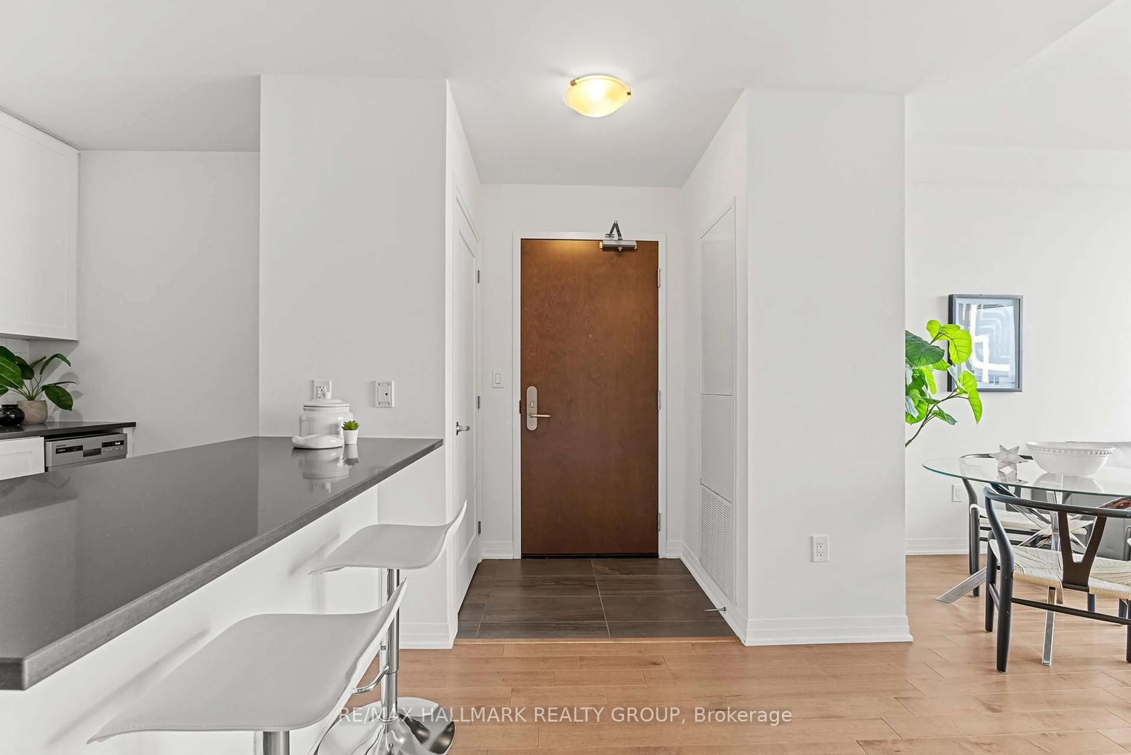 Unknown for 805 Carling Ave #4005, Ottawa Ontario K1S 5W9