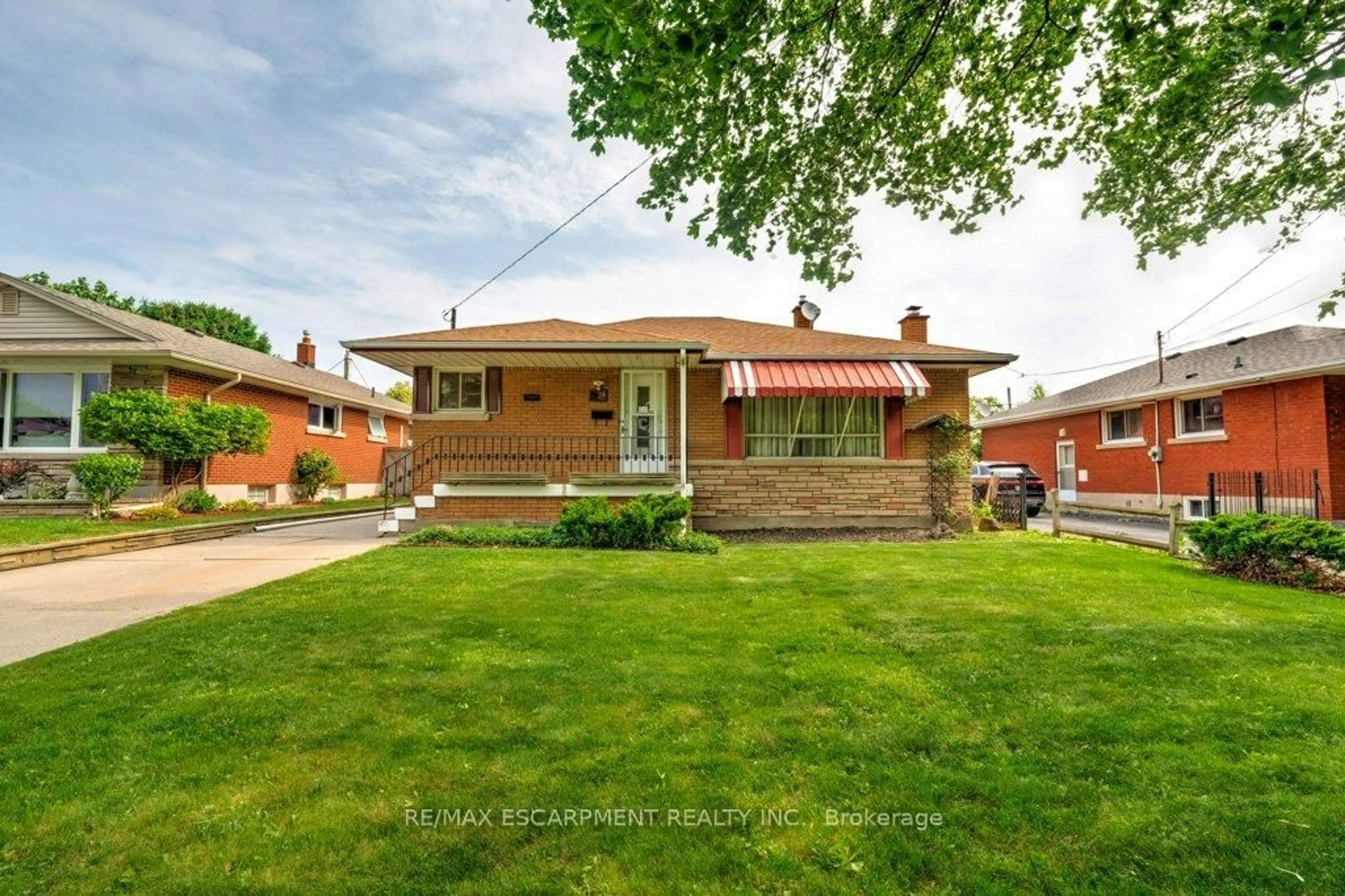 Home with brick exterior material, street for 29 Beacon Ave, Hamilton Ontario L8T 2N4