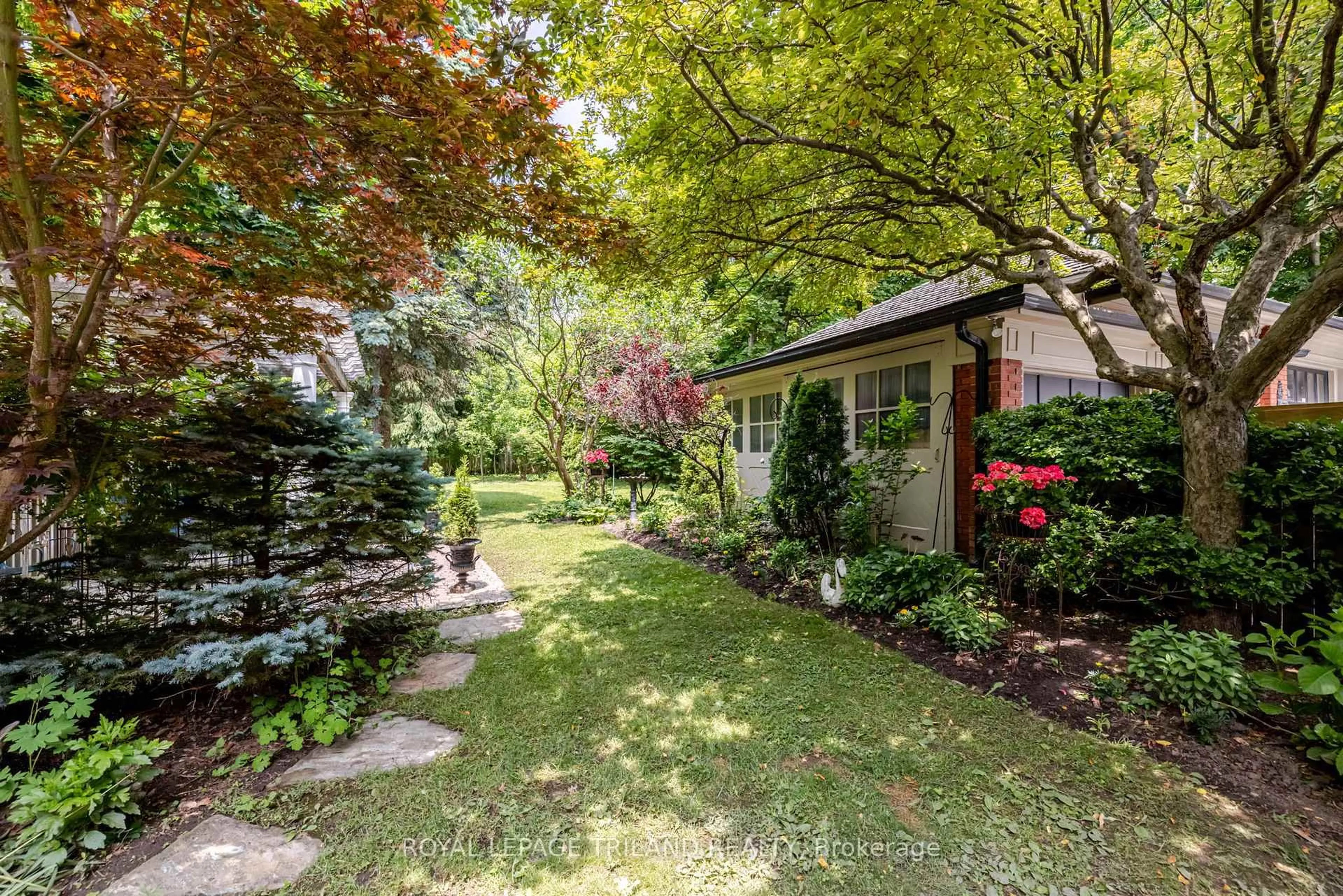 Patio, street for 204 St James St, London East Ontario N6A 1W8