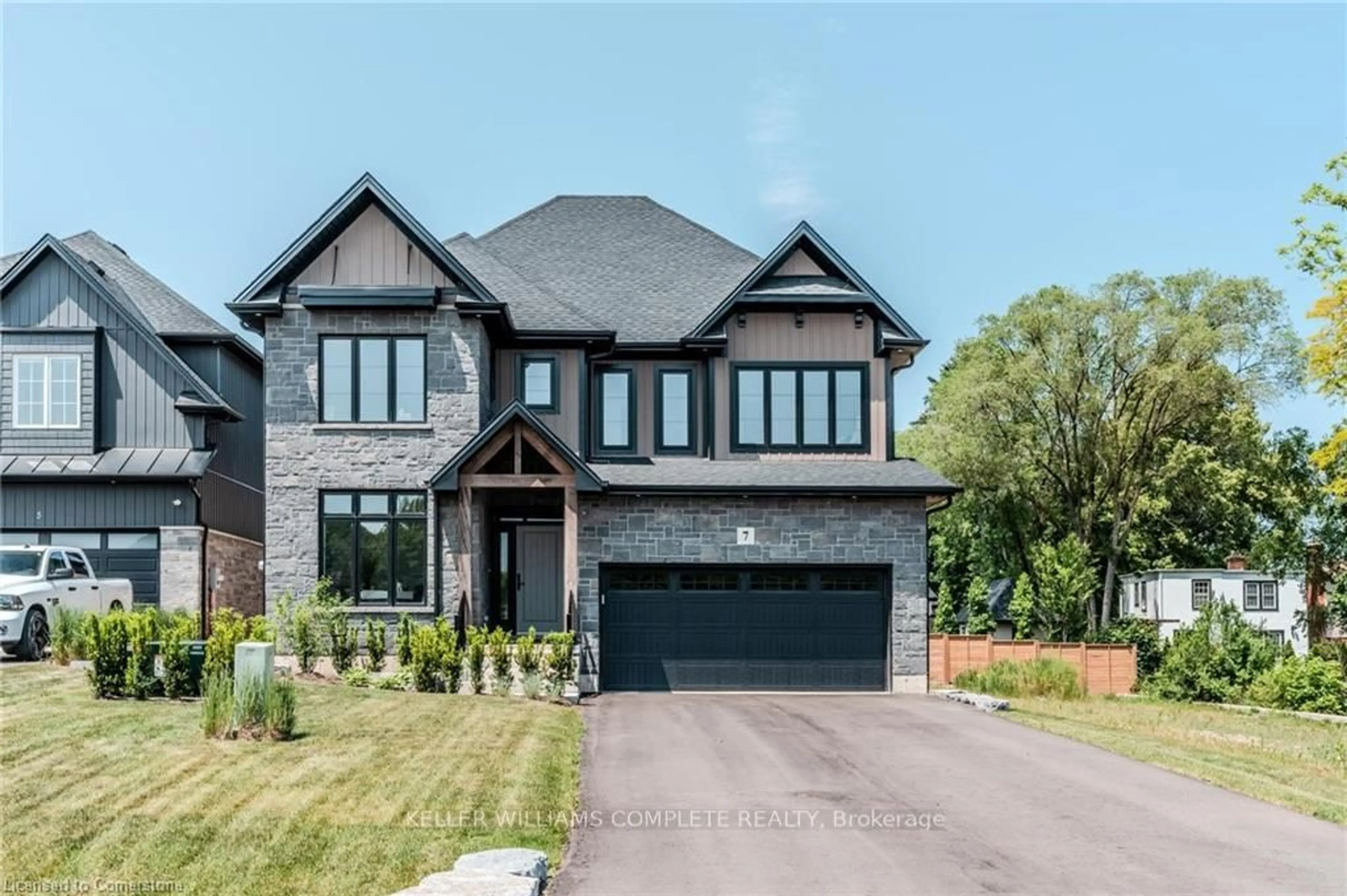 Home with brick exterior material, street for 7 BARTLETT Ave, Grimsby Ontario L3M 5N7