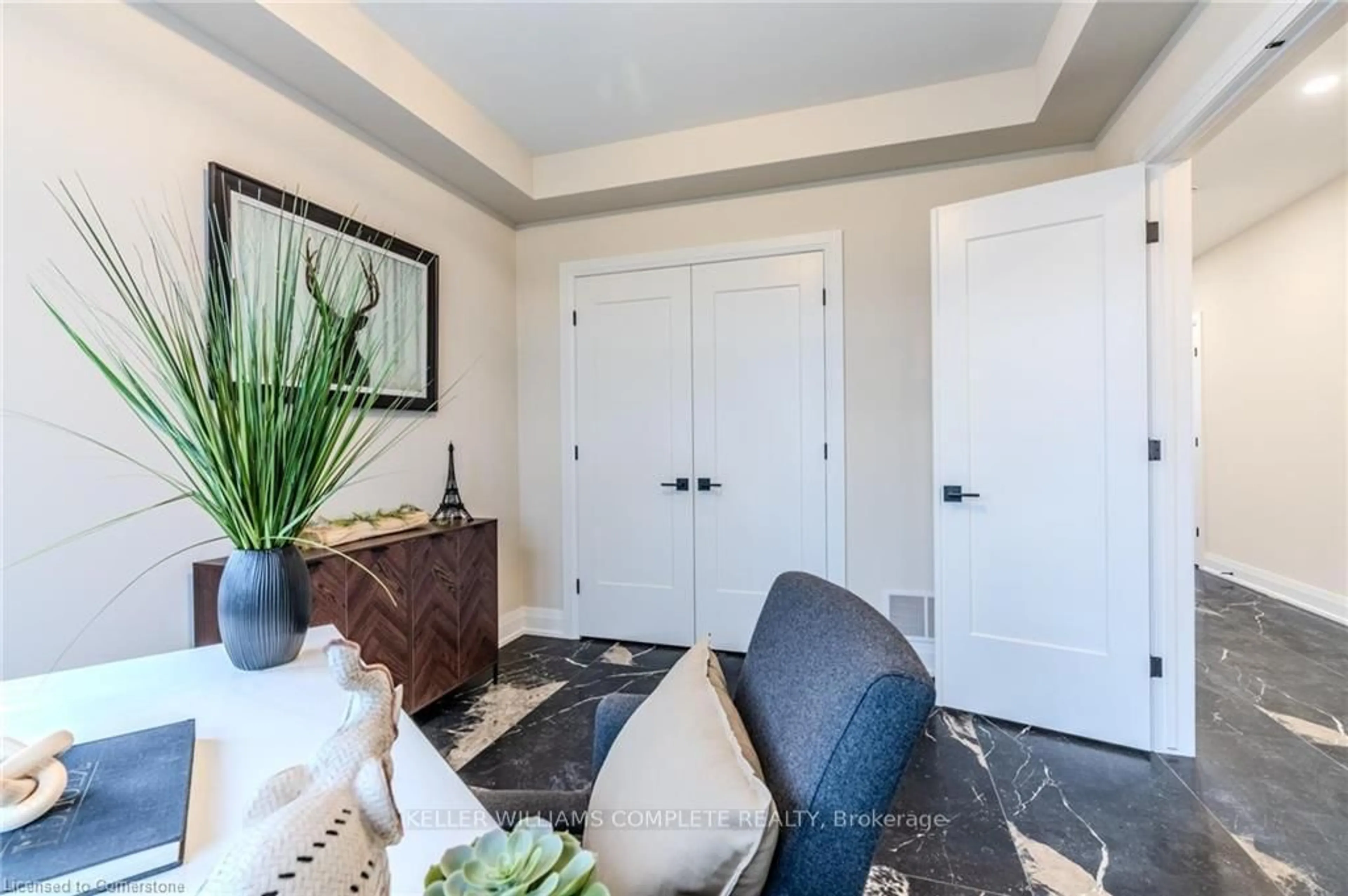 Indoor entryway for 7 BARTLETT Ave, Grimsby Ontario L3M 5N7