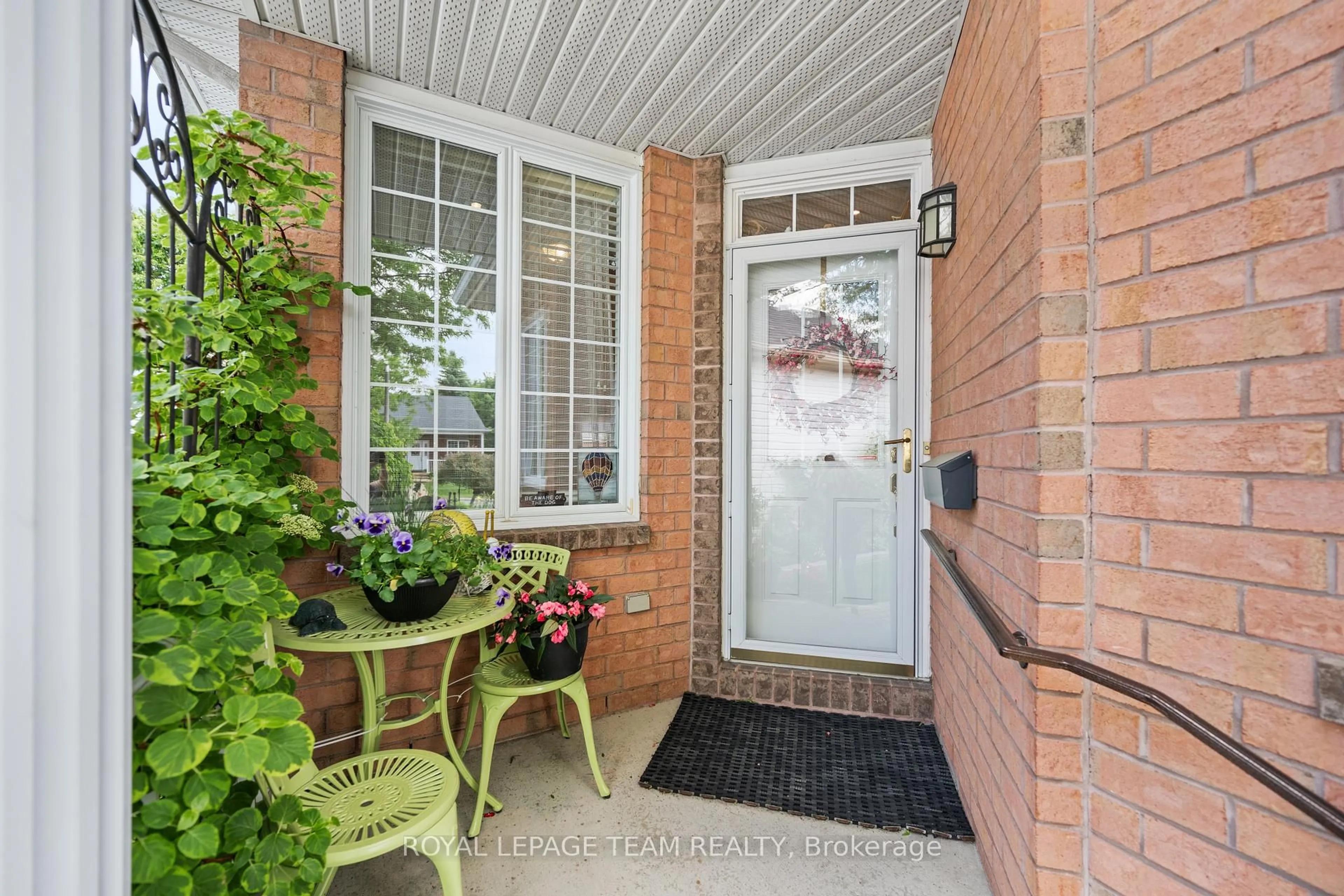 Indoor entryway for 25 Trump Ave, Ottawa Ontario K2C 4A7