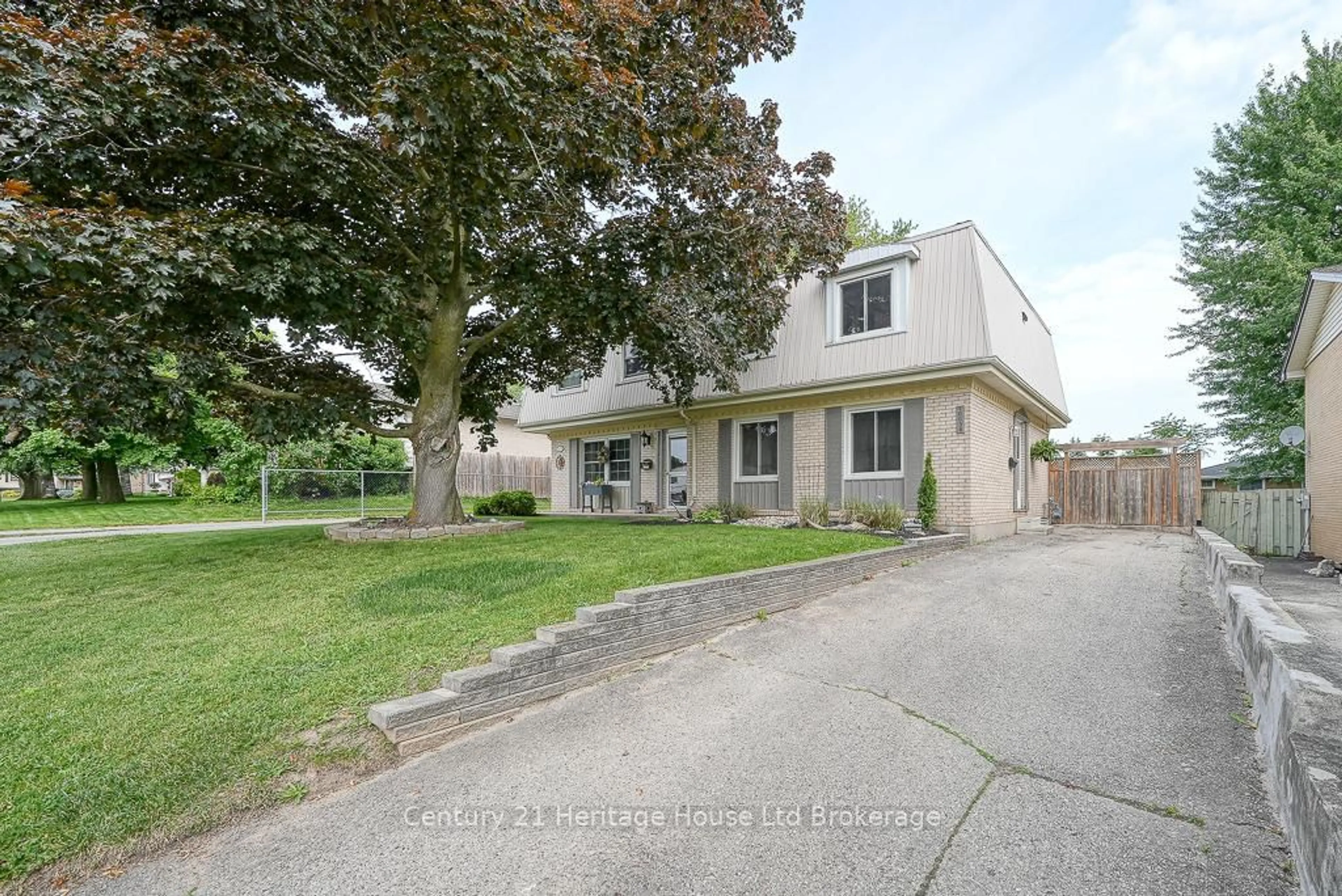 A pic from outside/outdoor area/front of a property/back of a property/a pic from drone, street for 1003 B Nesbitt Cres, Woodstock Ontario N4S 7N9