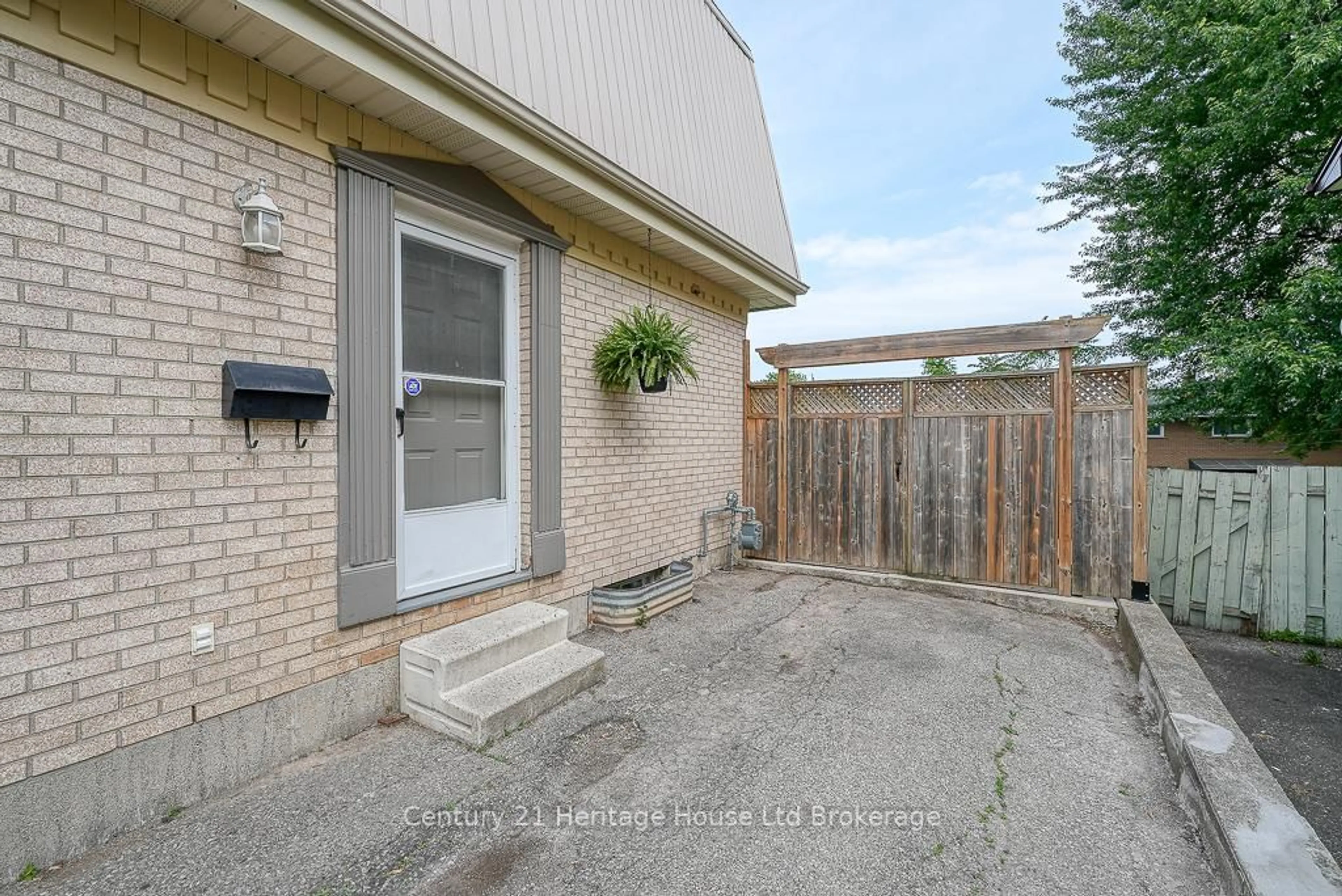 Patio, street for 1003 B Nesbitt Cres, Woodstock Ontario N4S 7N9