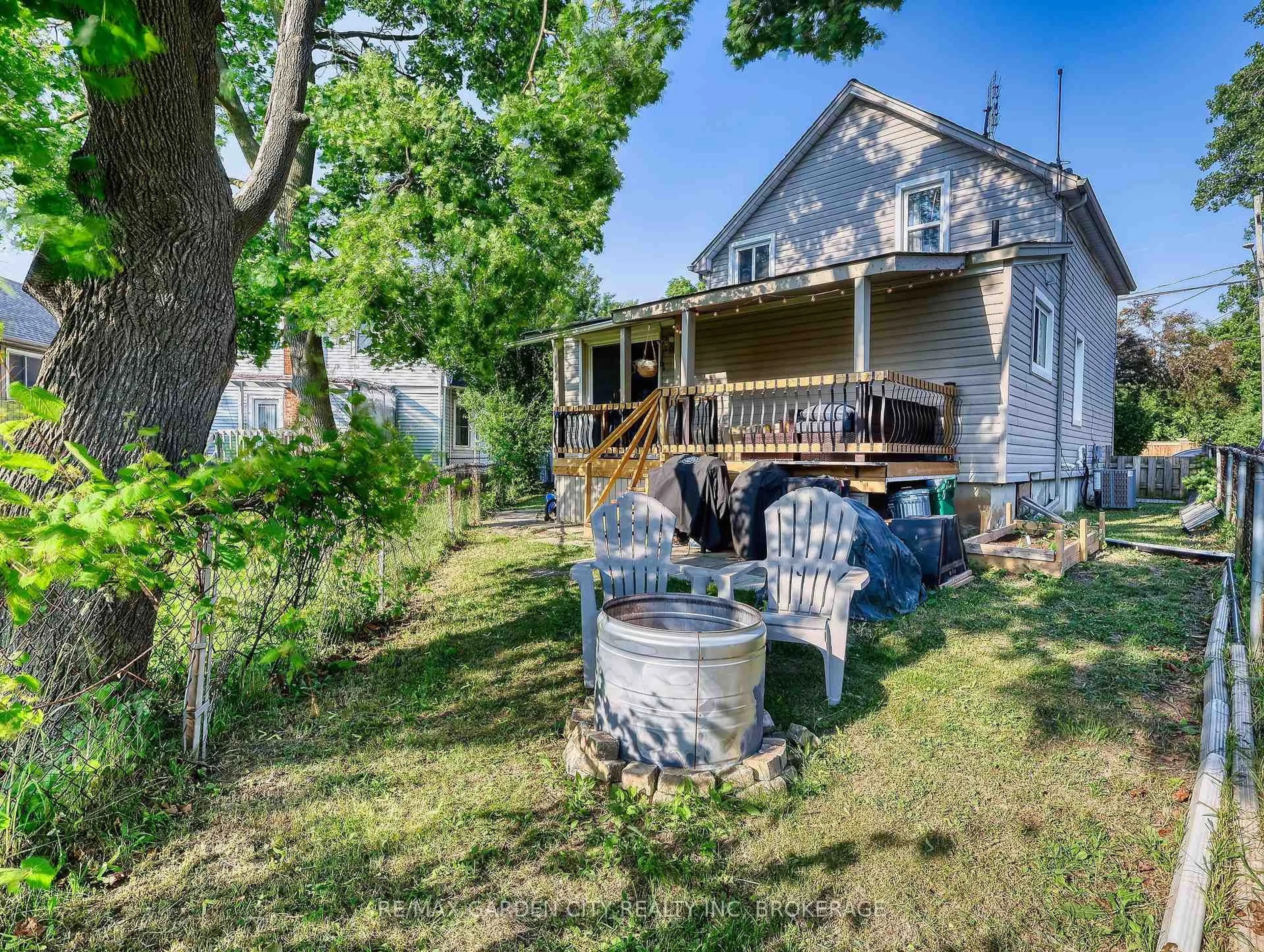 A pic from outside/outdoor area/front of a property/back of a property/a pic from drone, street for 3 Bessey St, St. Catharines Ontario L2T 1L1