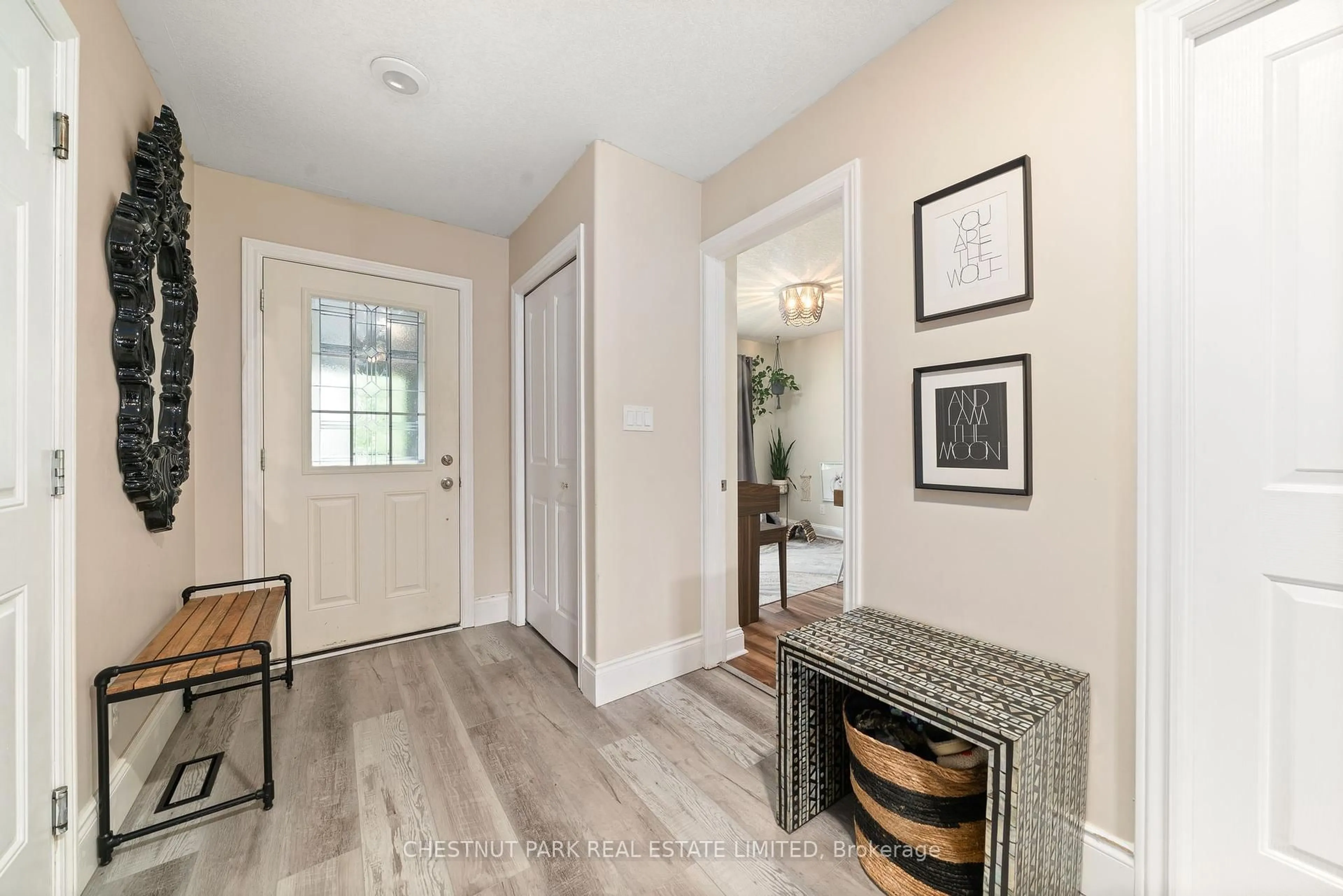 Indoor entryway for 140 Islandview Dr, Amherstview Ontario K7N 0A5