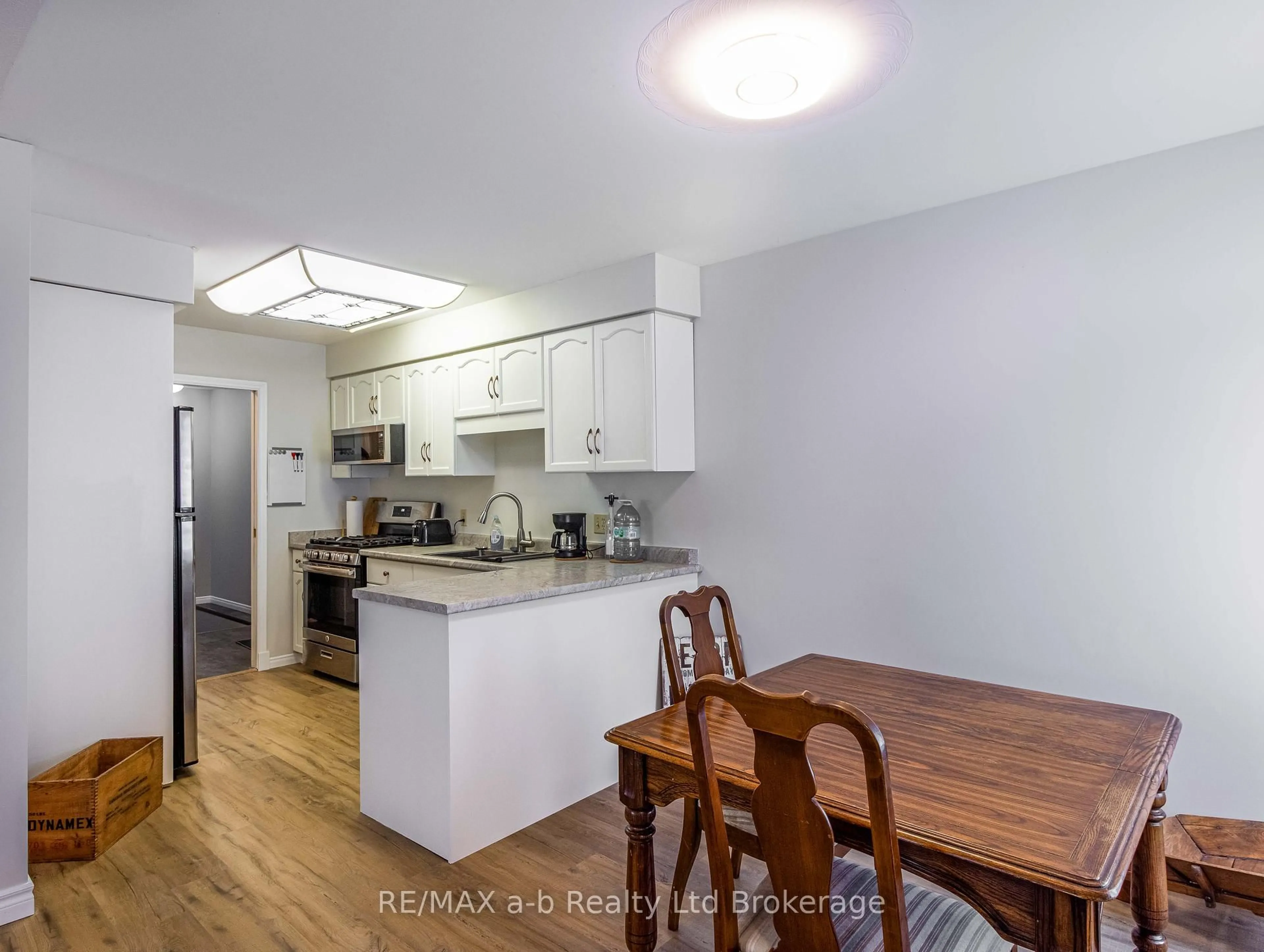 Standard kitchen, wood/laminate floor for 18 Oriole Cres, Woodstock Ontario N4T 1T1