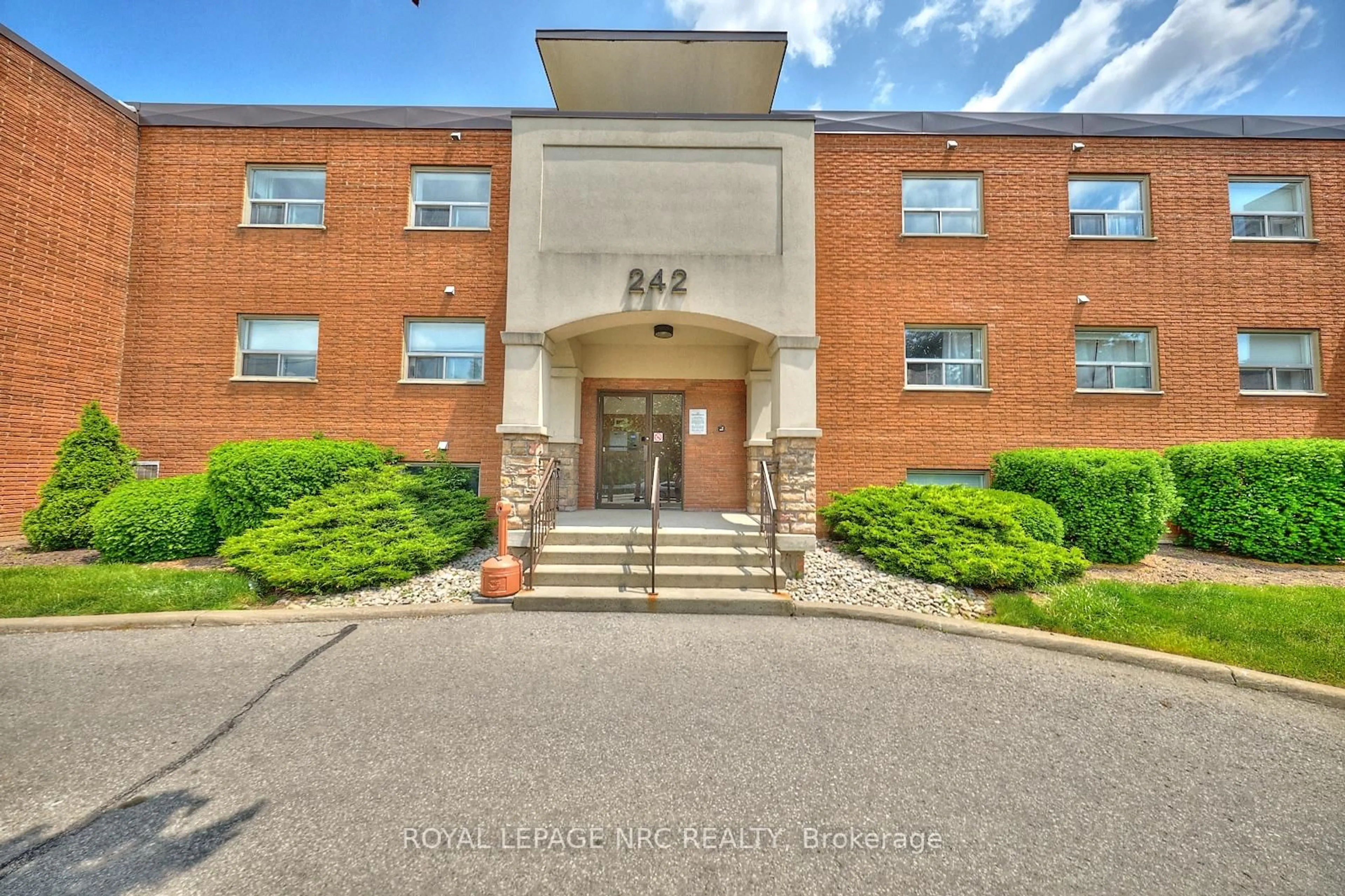 Indoor foyer for 242 Oakdale Ave #111, St. Catharines Ontario L2P 3K5