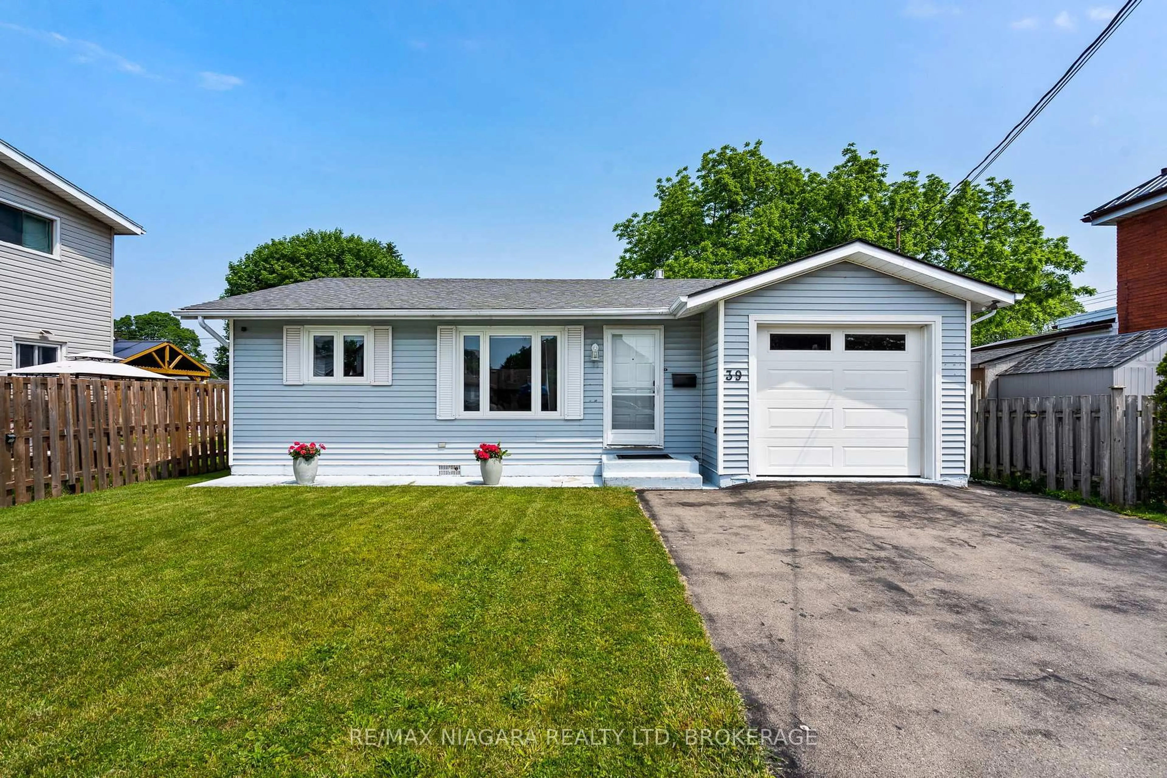 Home with vinyl exterior material, street for 39 Pine St, Port Colborne Ontario L3K 3N6