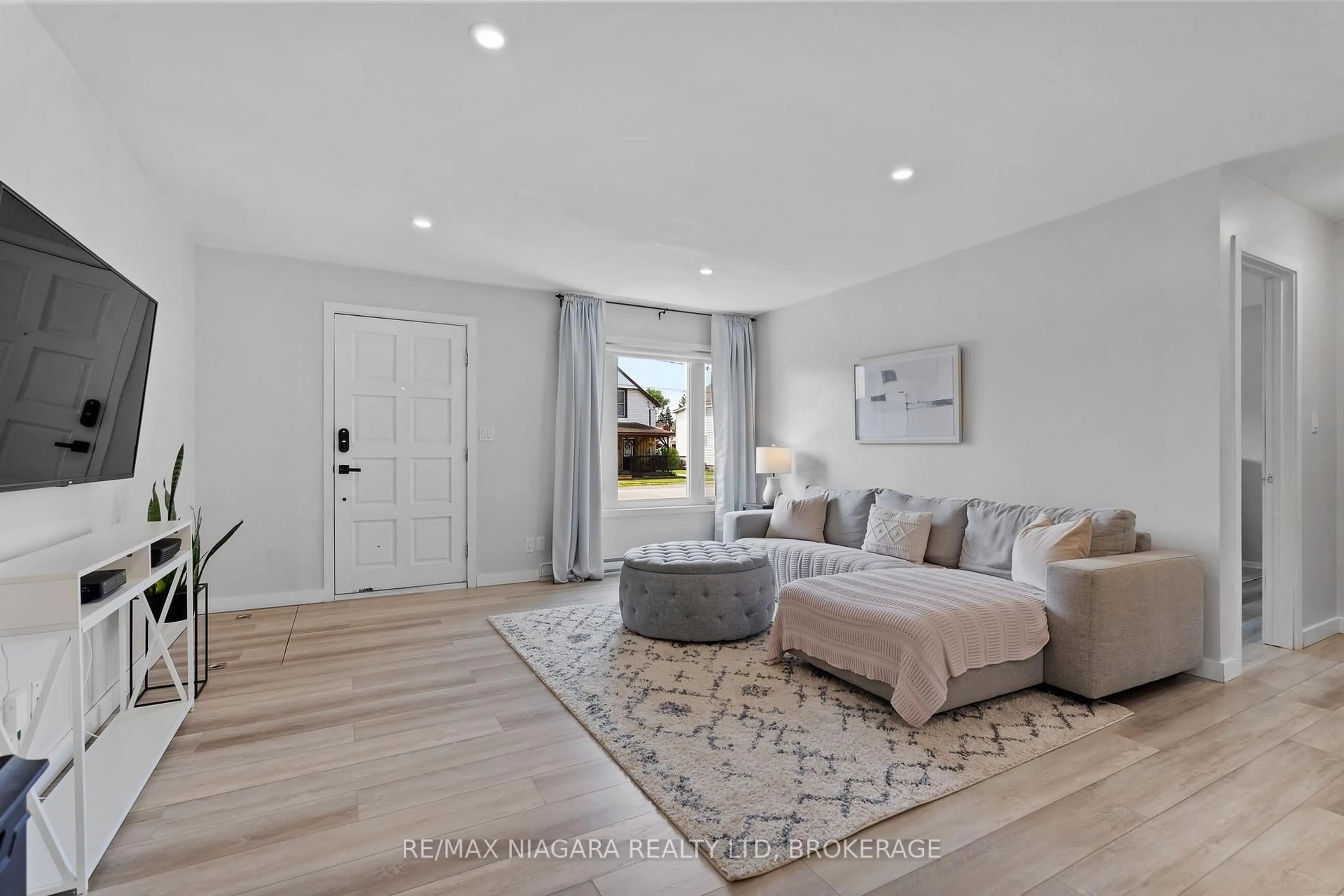 Living room with furniture, unknown for 39 Pine St, Port Colborne Ontario L3K 3N6