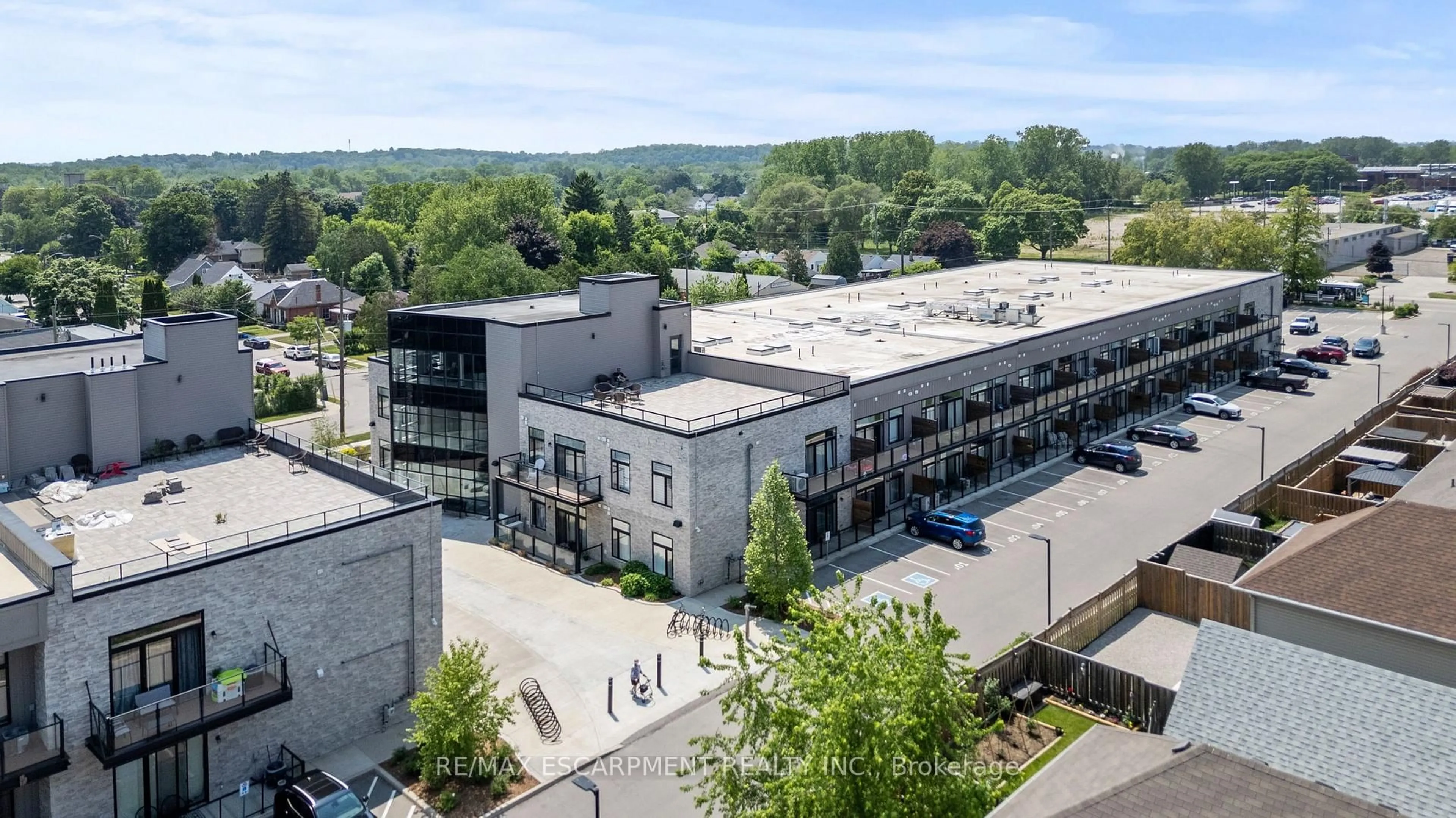 A pic from outside/outdoor area/front of a property/back of a property/a pic from drone, building for 85 Morrell St #111A, Brantford Ontario N3T 4J6